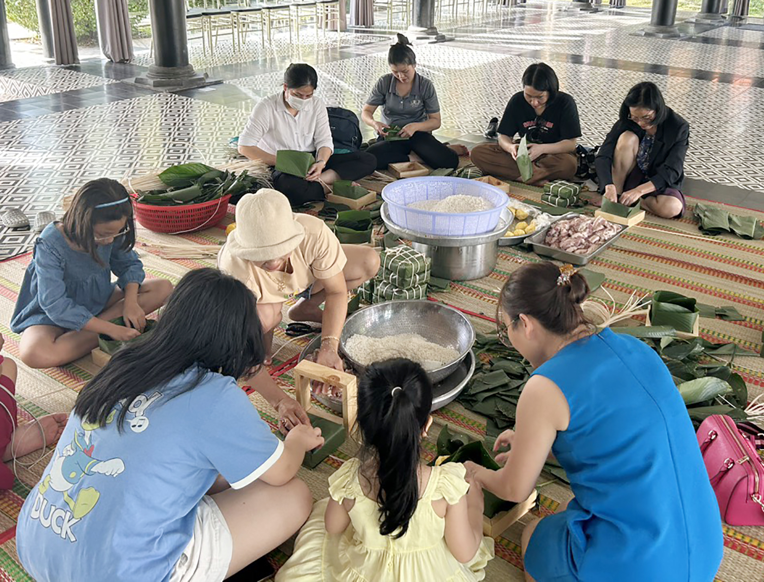 Gói bánh chưng Tết là một trong những hoạt động Tết tại Minera Hot Springs Binh Chau