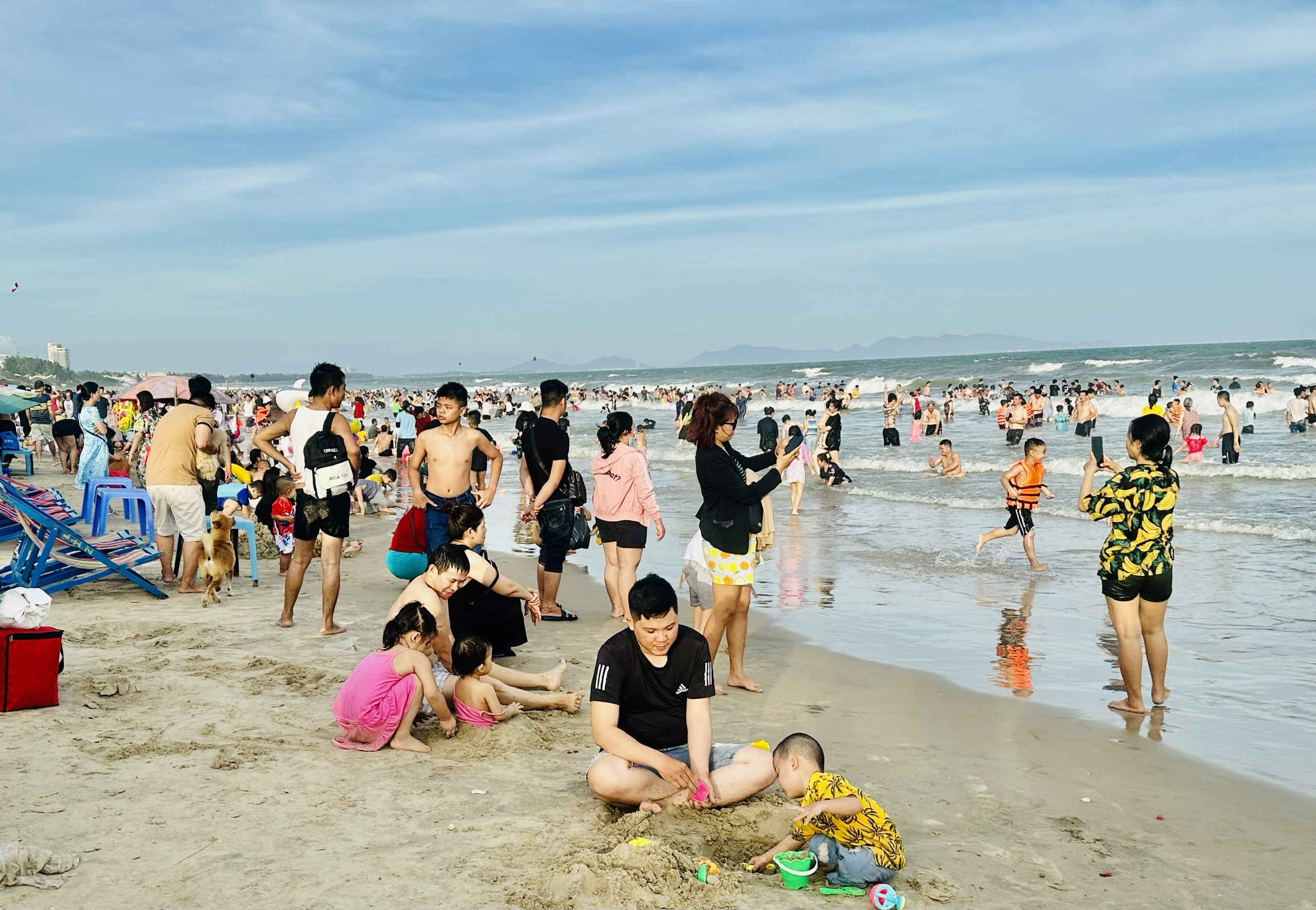 Chiều mùng 2 Tết, biển Bãi Sau, TP. Vũng Tàu chật nêm khách du lịch nhưng bãi biển vẫn rất sạch sẽ