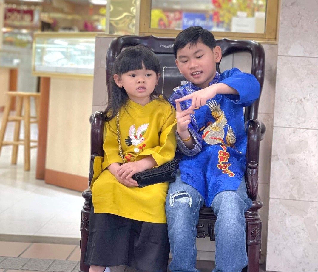 Bé Peter và Noral cùng mặc áo dài truyền thống Việt Nam tại Mỹ.