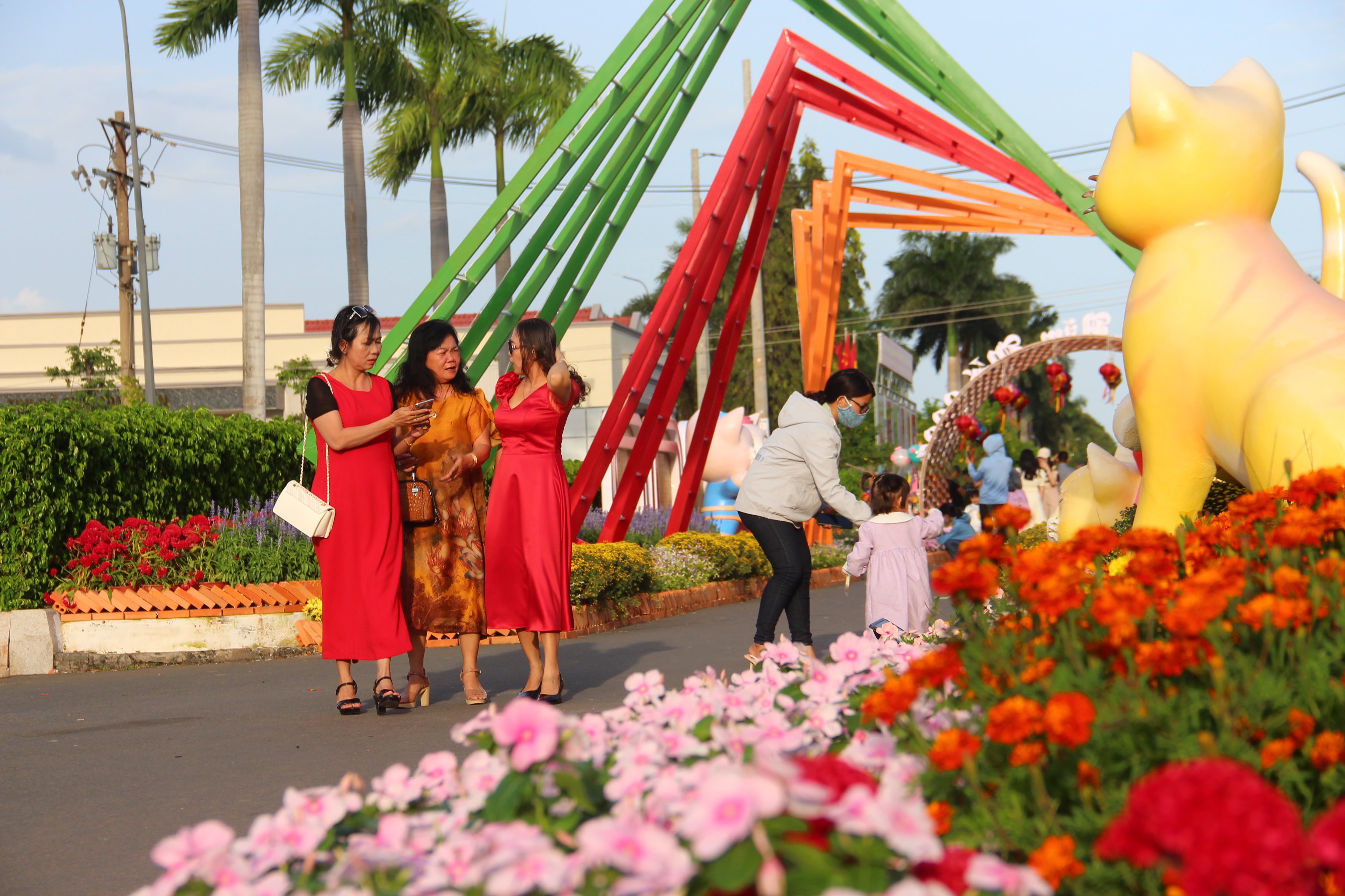 Từ chiều Mùng 3 Tết, người dân bắt đầu đổ về đường hoa Xuyên Mộc để chụp hình kỷ niệm những ngày đầu năm