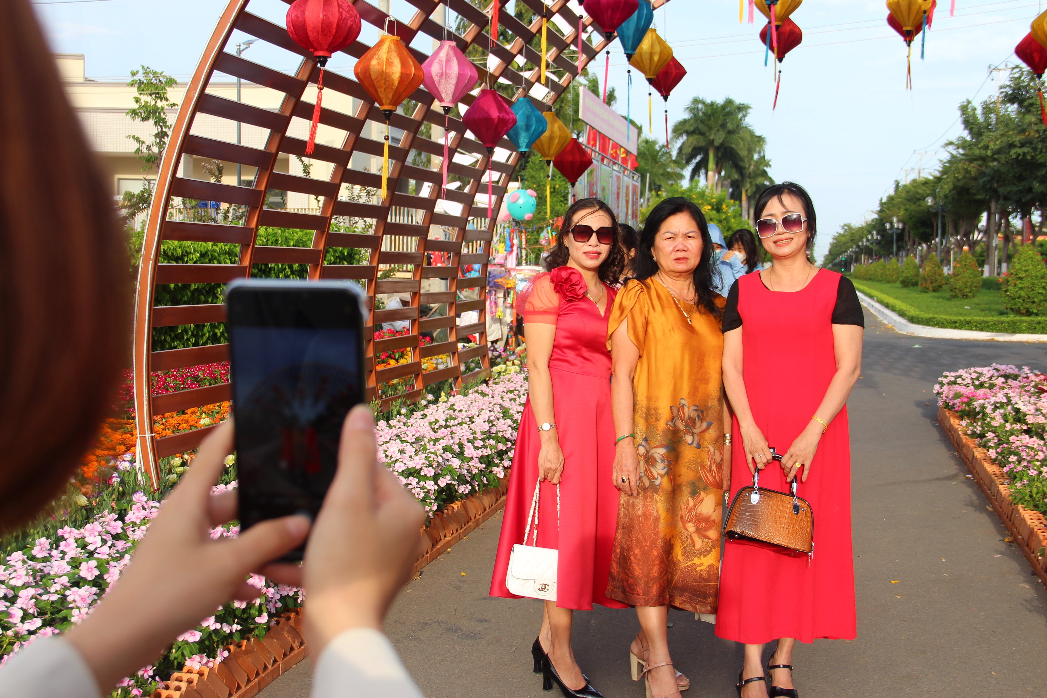 Người dân thích thú với nhiều tiểu cảnh, họa tiết được thiết kế tại đường hoa Xuyên Mộc năm nay