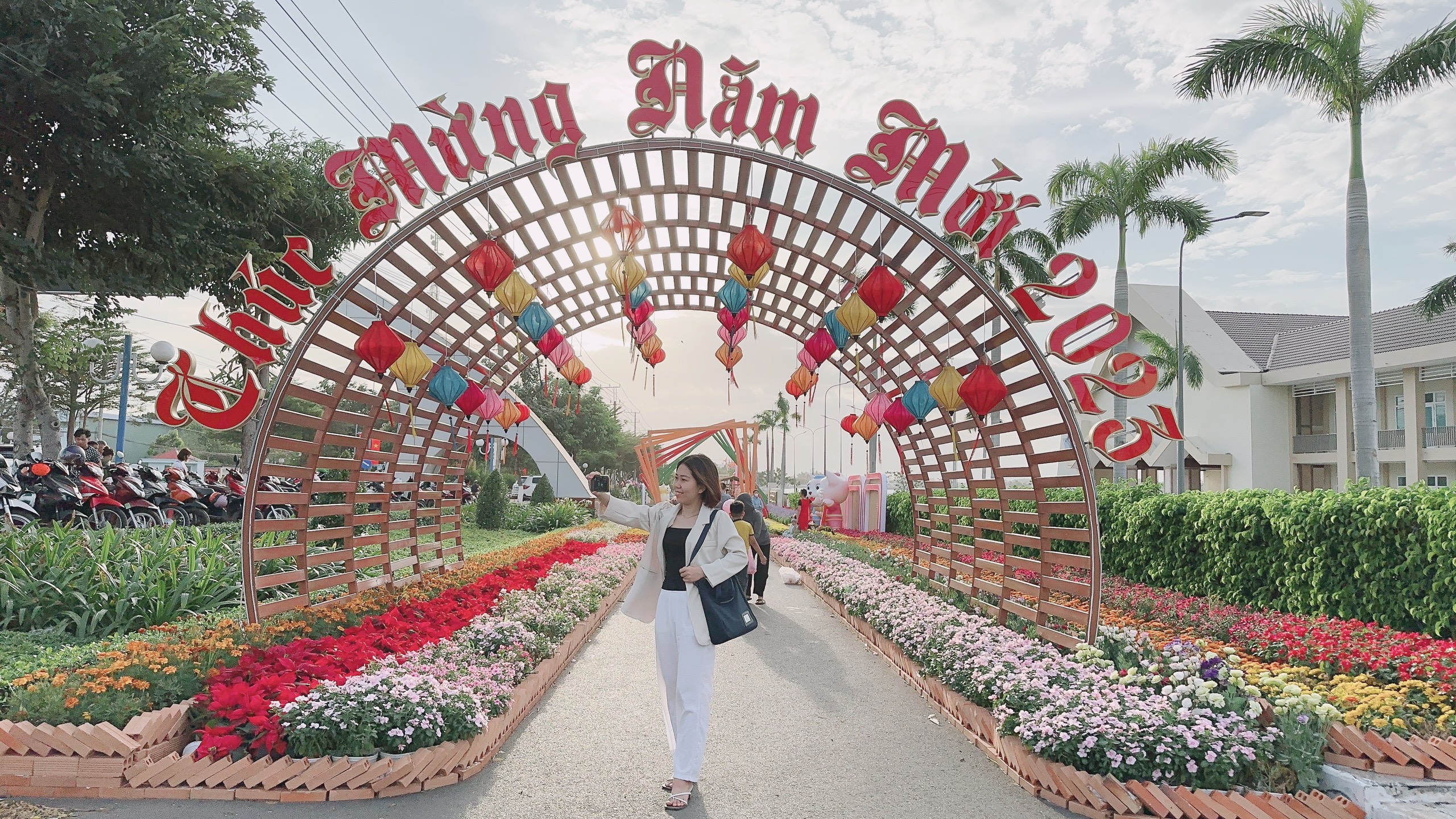 Chị Nhung (SN 1994) tỏ ra thích thú khi đến tham quan tại đường hoa Xuyên Mộc. Chị cho rằng cách bố trí khu vực của đường hoa rất hợp lý, phù hợp nhu cầu chụp hình, vui chơi của người dân.