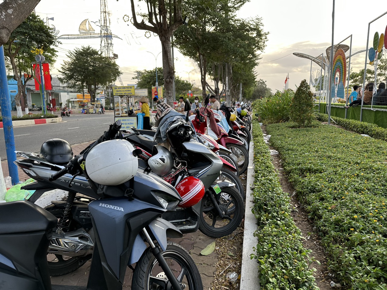Lượng xe máy đông đúc từ chiều cùng ngày. Theo chủ điểm giữ xe, lượng xe sẽ đông nhất vào khoảng 19 giờ mỗi ngày