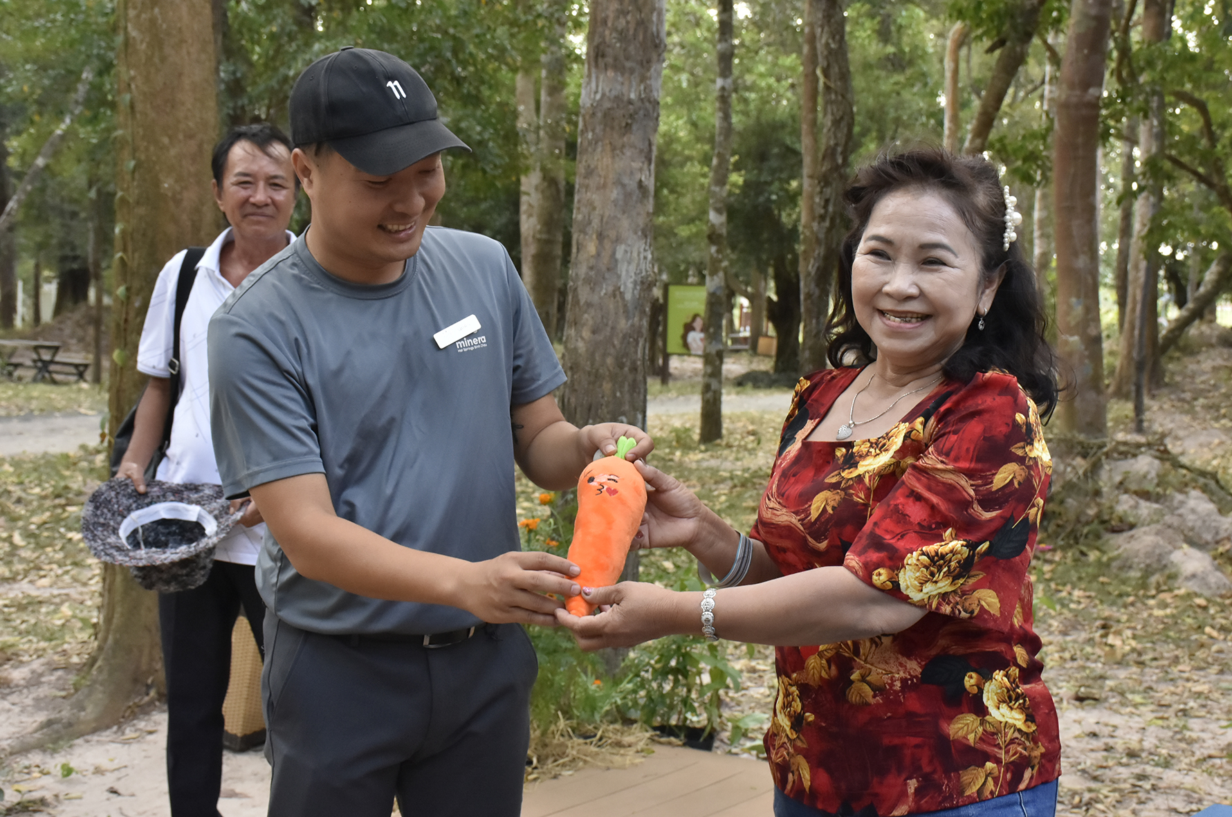 Bà Phan Ngọc Nga được nhân viên quản trò tặng phần thưởng là củ cà rốt xinh xắn 