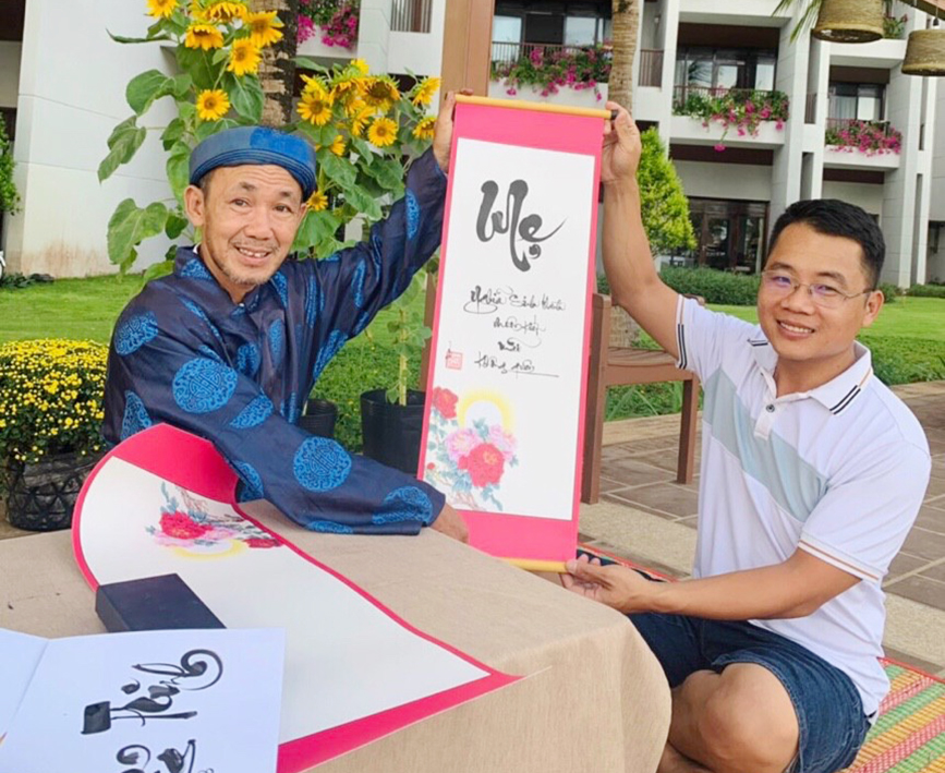 Tặng chữ ngày Tết cho du khách tại Vietsovpetro Resort. 