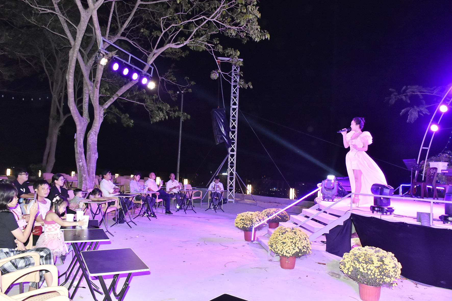 Sân khấu Lost in Hồ Mây rộng mở, giúp người xem thưởng thức ca nhạc ngắm toàn cảnh Bãi Trước và phố biển lung linh về đêm