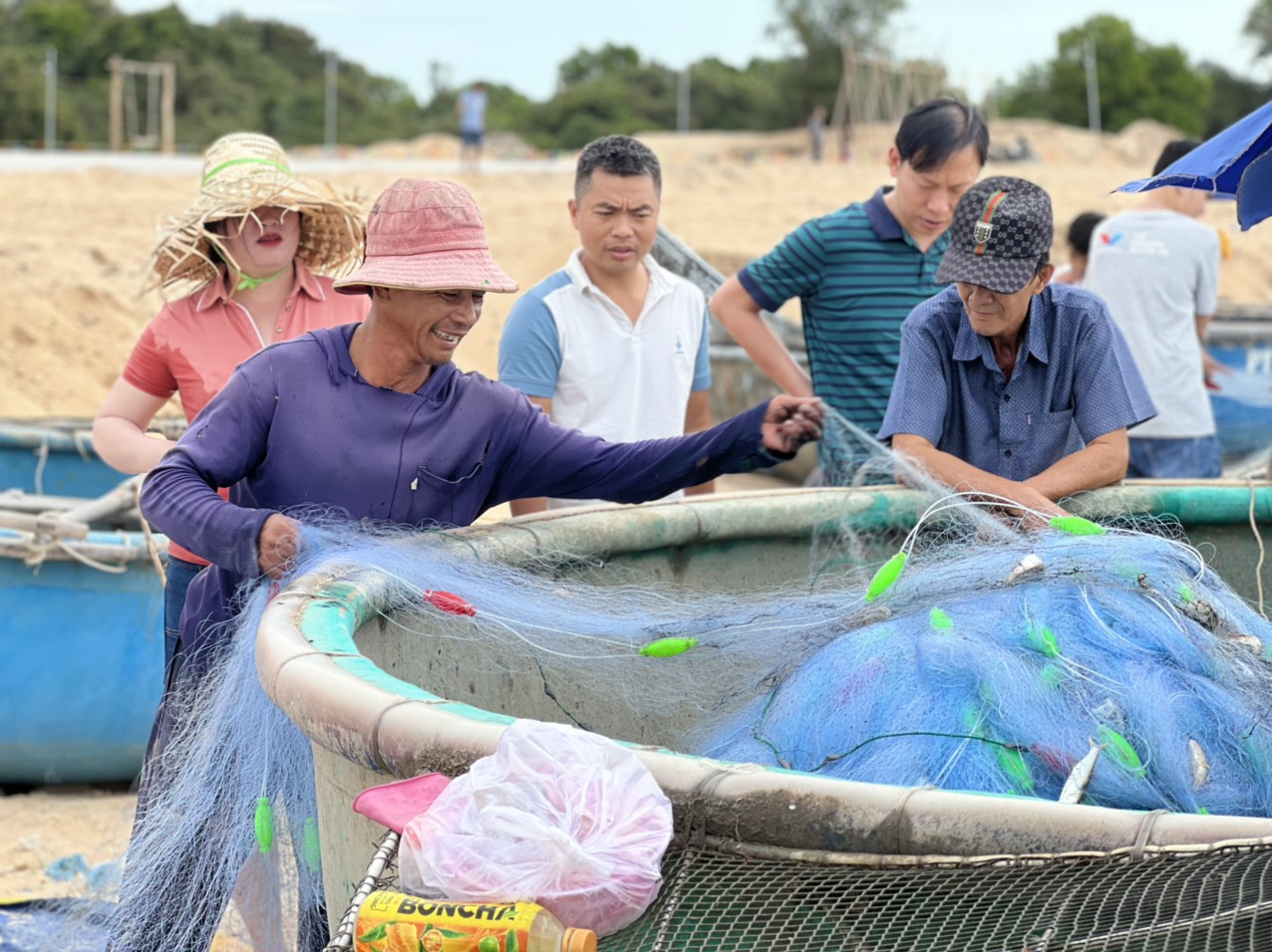 Ngư dân xã Phước Thuận (huyện Xuyên Mộc) phấn khởi với chuyến ra khơi đầu năm thuận buồn xuôi gió.