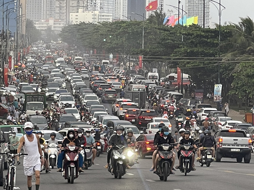 Tuy phương tiện lưu thông đông đúc trên đường Thùy Vân (TP.Vũng Tàu) mùng 4 Tết nhưng không xảy ra tình trạng kẹt xe, ùn ứ nghiêm trọng. Ảnh: MINH NHÂN