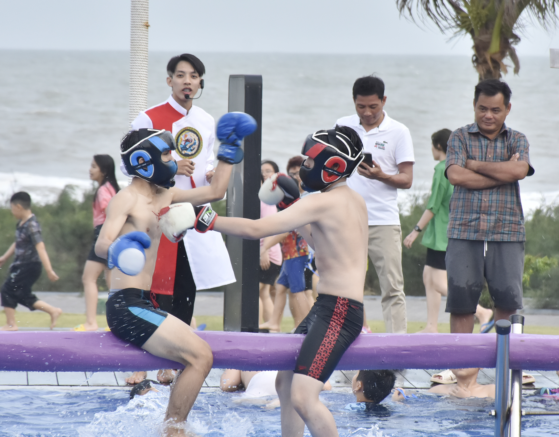 Du khách nhí tham gia trò đấm bốc vui nhộn tại Oceanami Villas & Beach Club trong dịp Tết.