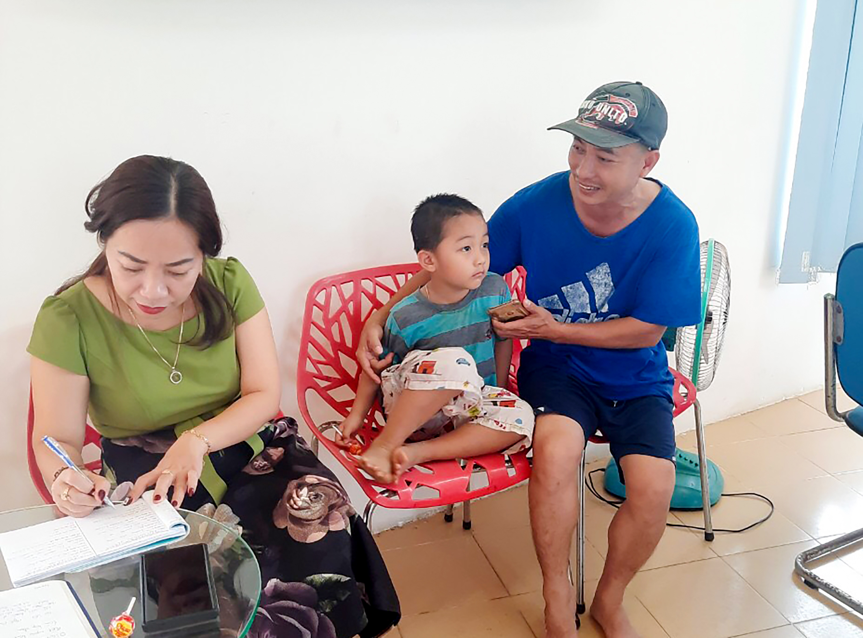 Một trẻ lạc được đưa về gia đình an toàn chiều mùng 6 Tết.