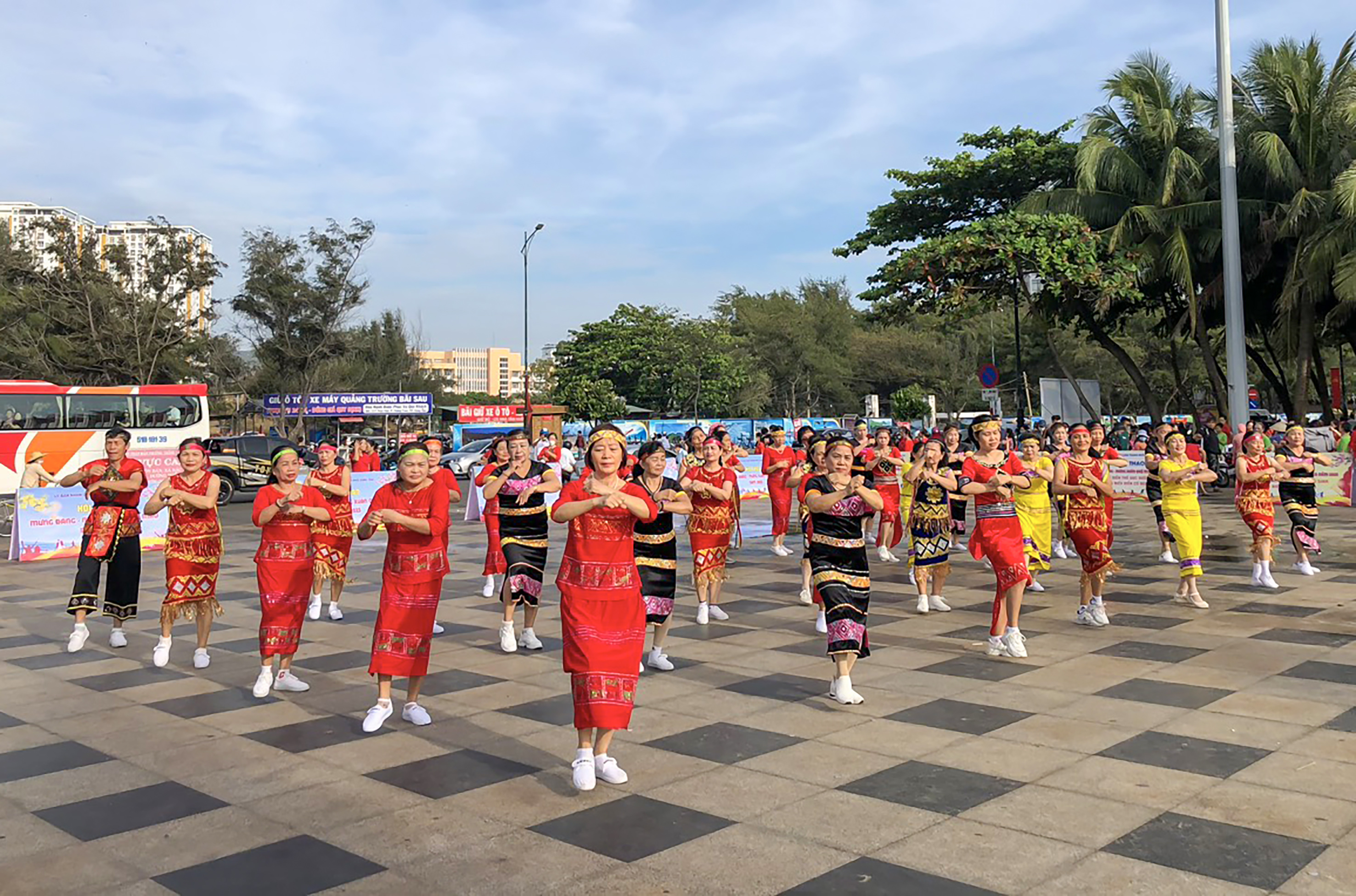 Một tiết mục đồng diễn thể dục dưỡng sinh tại hội thao.
