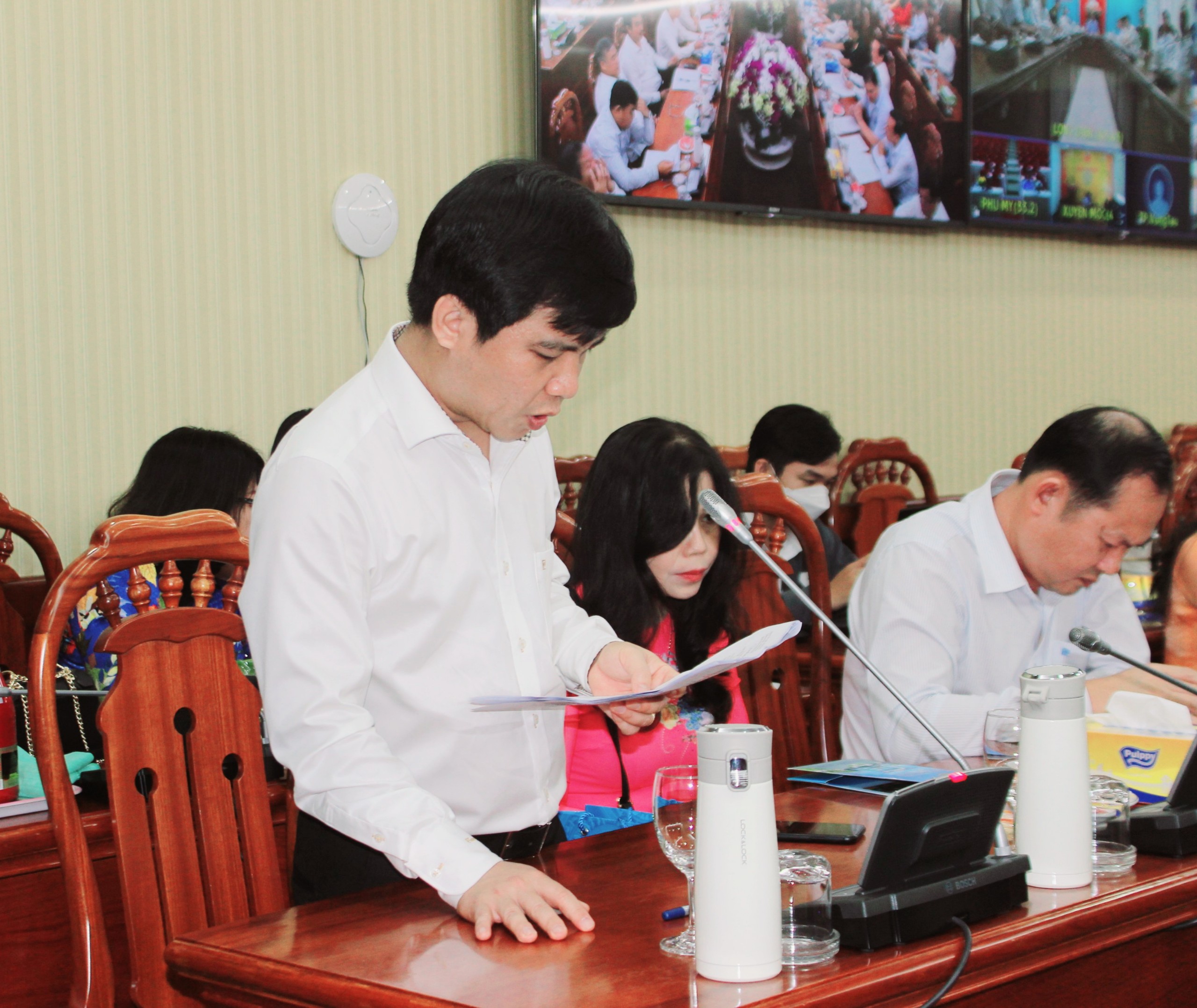 Ông Phan Khắc Duy, Chánh văn phòng UBND tỉnh báo cáo tổng hợp tình hình tổ chức Tết Nguyên Đán trên địa bàn tỉnh.