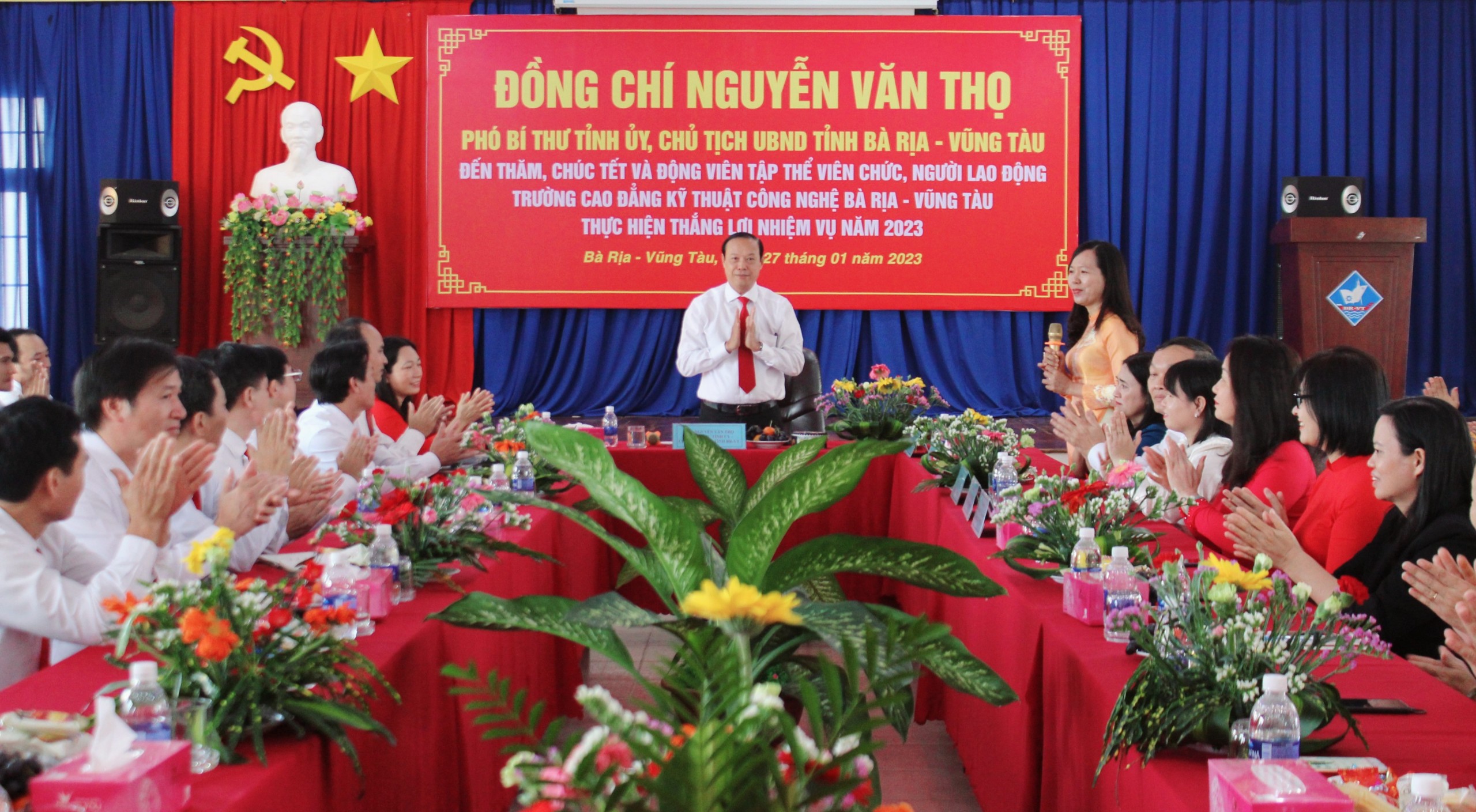 Ông Nguyễn Văn Thọ, Phó Bí thư Tỉnh ủy, Chủ tịch UBND tỉnh chúc tết và động viên tập thể viên chức, người lao động trường CĐ Kỹ thuật Công nghệ Bà Rịa-Vũng Tàu.