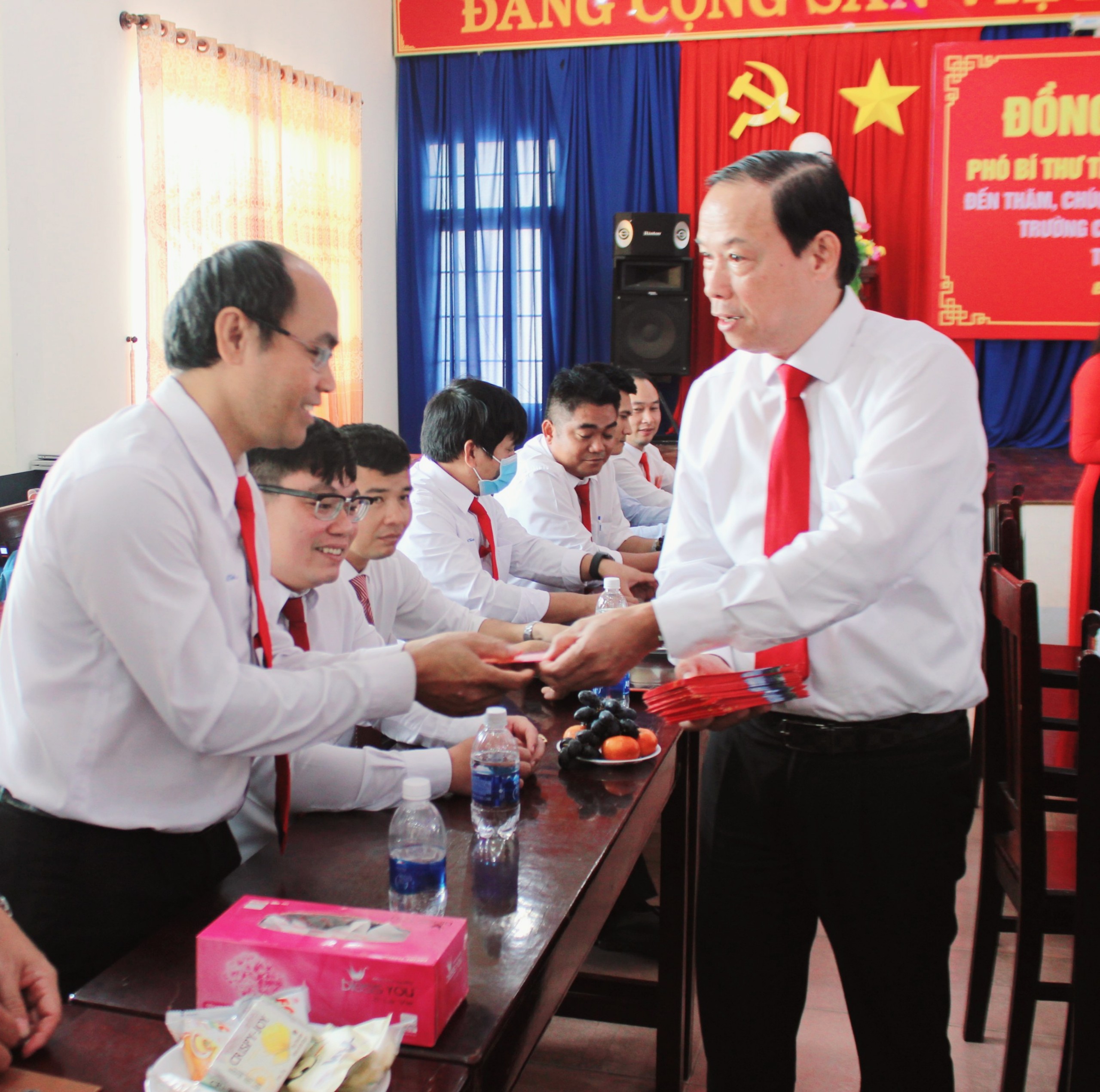 Ông Nguyễn Văn Thọ lì xì đầu năm cho cán bộ, giảng viên nhà trường.