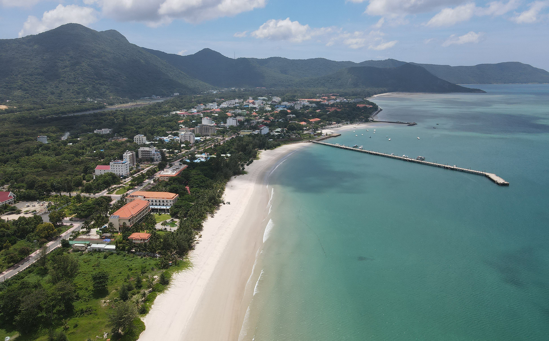 Những bãi biển hoang vắng, xanh màu ngọc bích của Côn Đảo mê hoặc những bước chân khám phá. Ảnh: MẠNH CƯỜNG