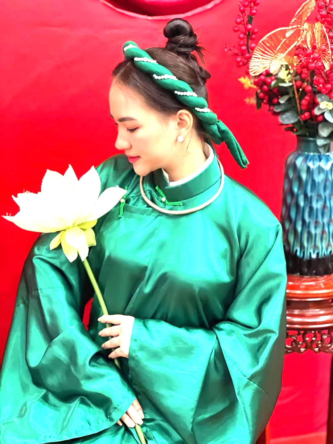 Chị Trần Nguyễn Thúy Hằng với trang phục truyền thống chụp tiểu cảnh Tết  tại 