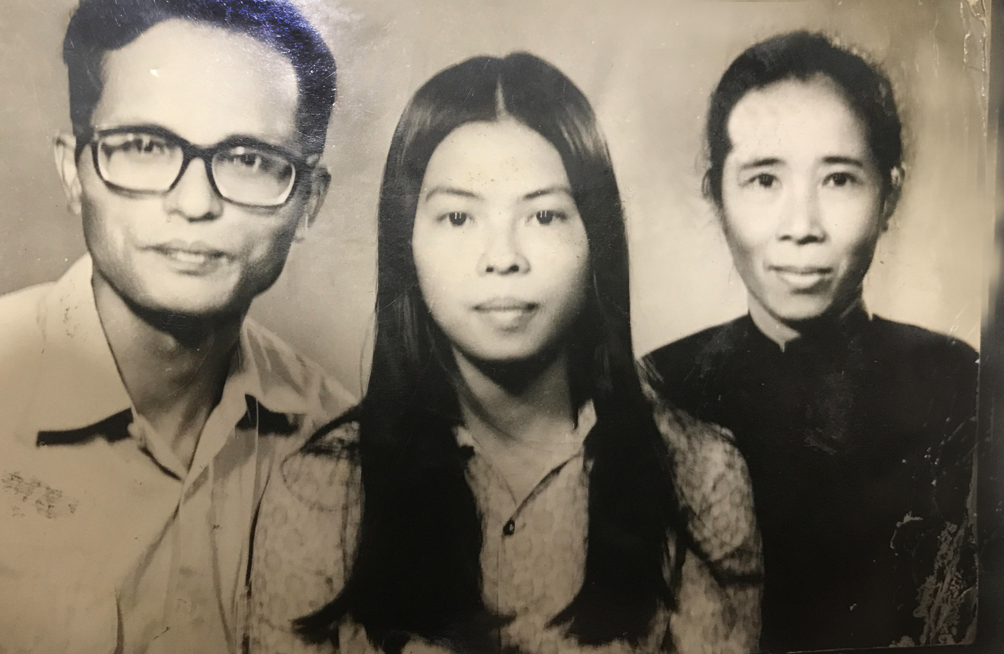 Nhà thơ Giang Nam cùng vợ và con gái năm 1973. Ảnh: TƯ LIỆU GIA ĐÌNH