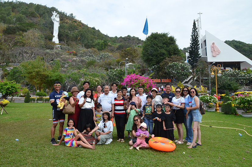 Du khách hành hương, chụp hình lưu niệm tại Nhà thờ Đức Mẹ Bãi Dâu (TP. Vũng Tàu) chiều mùng 5 Tết.