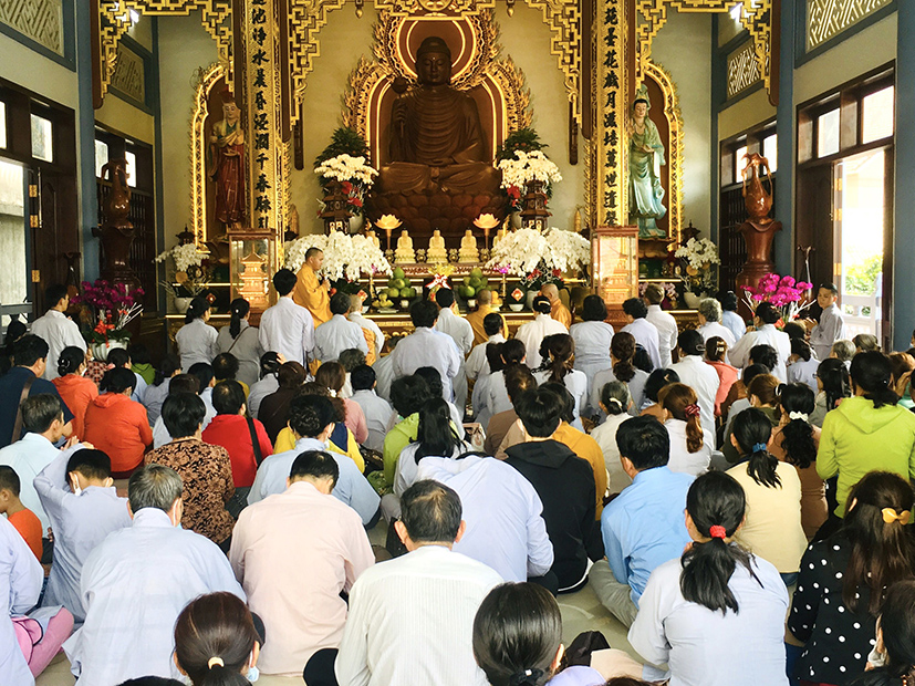 Đoàn khách tỉnh Đồng Tháp đến vãn cảnh, cầu bình an, sức khỏe tại chùa Liên Trì (TP. Vũng Tàu) trưa mùng 6 Tết.