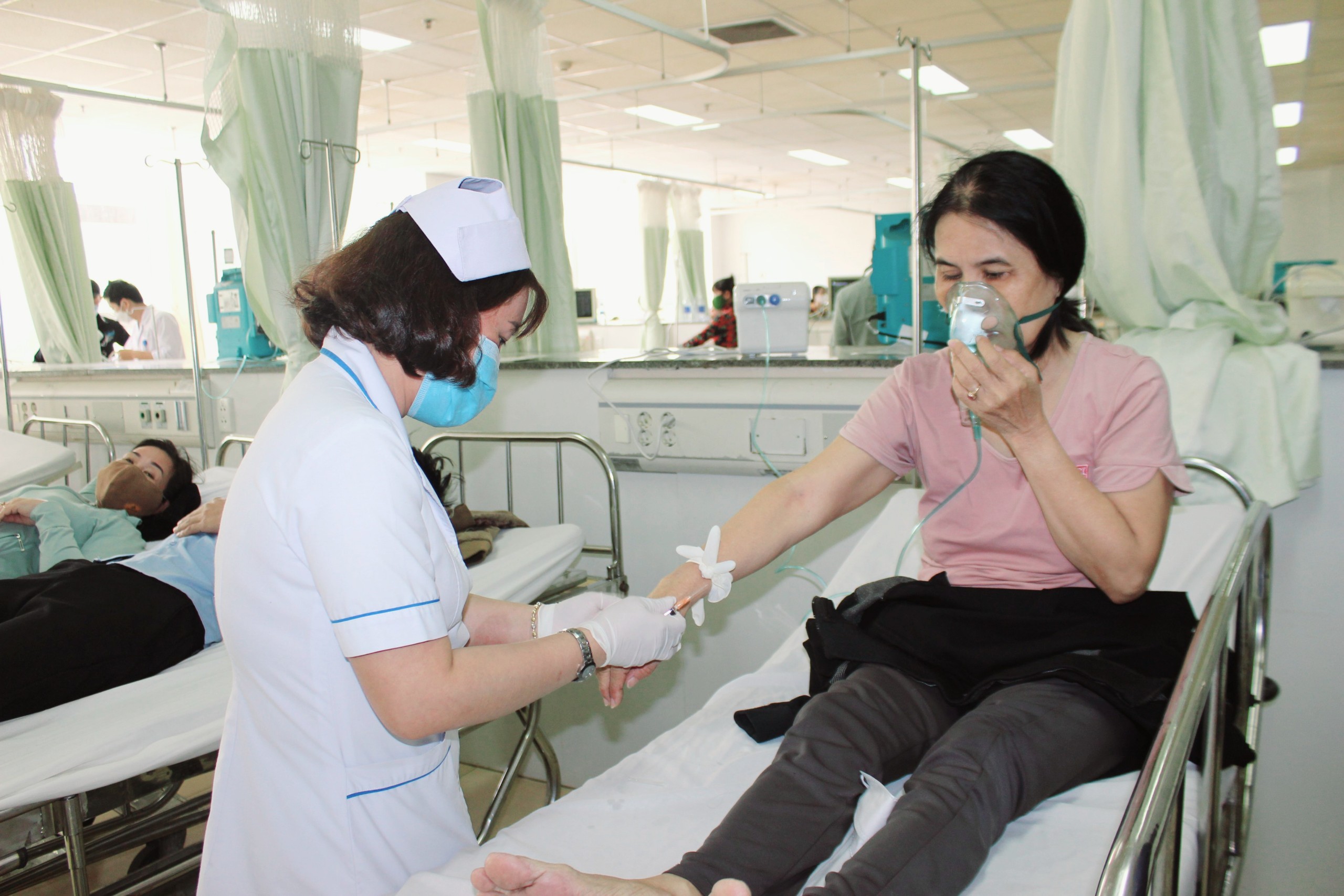 Trong 5 ngày nghỉ Tết Nguyên đán Quý Mão 2023, các cơ sở y tế trên địa bàn tỉnh đã khám, chữa bệnh cho 2.763 lượt người. Trong ảnh: Nhân viên y tế BV Bà Rịa điều trị cho bệnh nhân trong dịp Tết Nguyên đán.