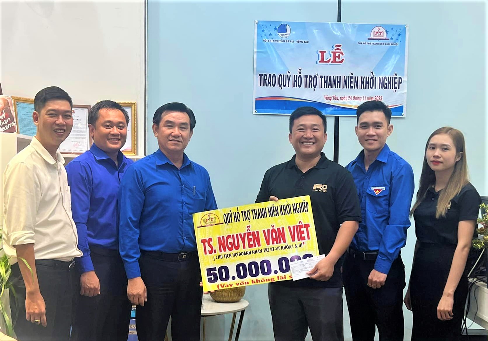 Anh Võ Đại Dương, Bí thư Chi Đoàn Công ty TNHH Ipro Media (thứ ba từ phải qua) nhận vốn hỗ trợ từ Quỹ khởi nghiệp thanh niên.