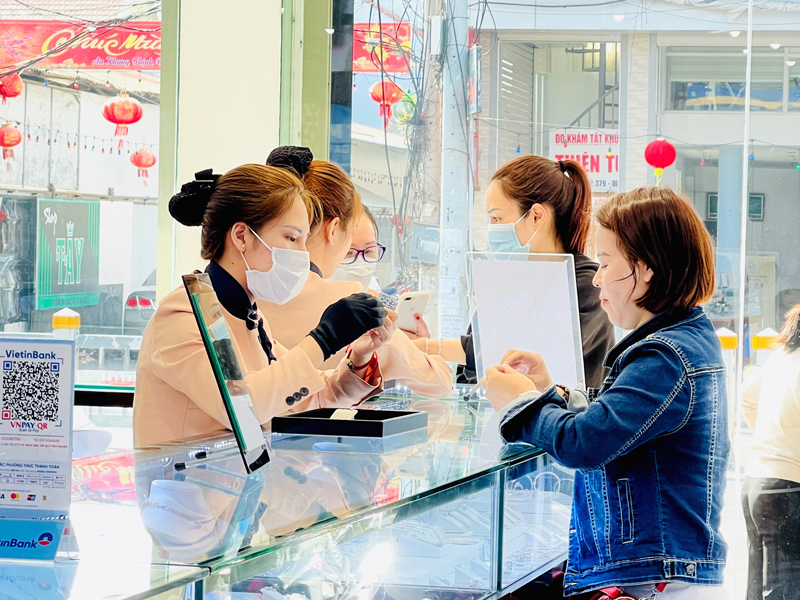 Người dân mua vàng tại PNJ Rạch Dừa sáng 31/1.