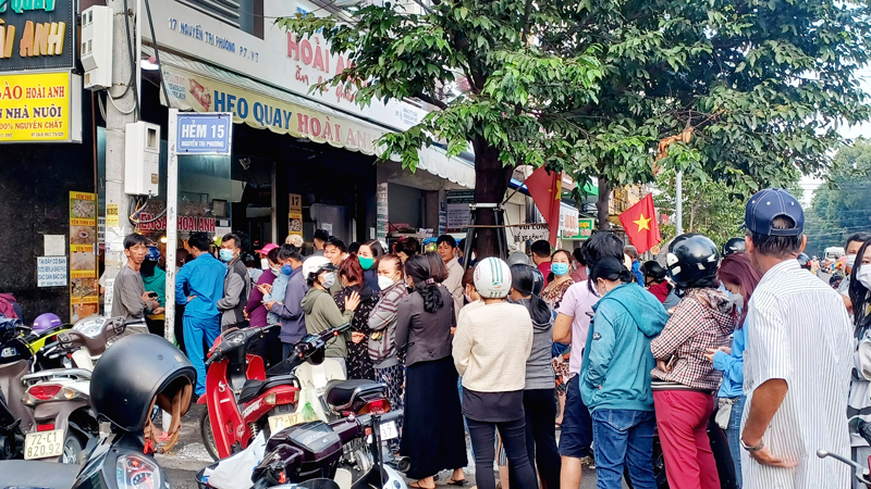 Người dân xếp hàng mua heo quay sáng 31/1 tại cửa hàng heo quay Hoài Anh.