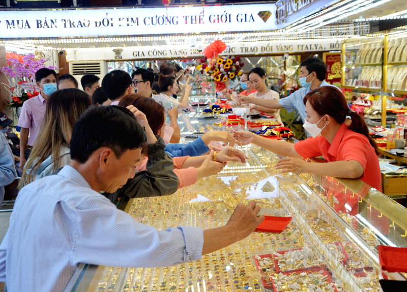 Khách mua vàng tại cửa hàng vàng Kim Minh trưa 31/1.