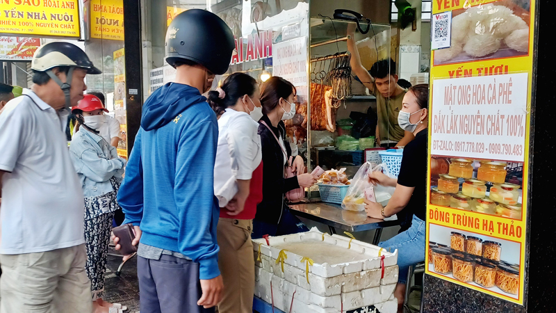 Người dân xếp hàng mua heo quay sáng 31/1 tại cửa hàng heo quay Hoài Anh.