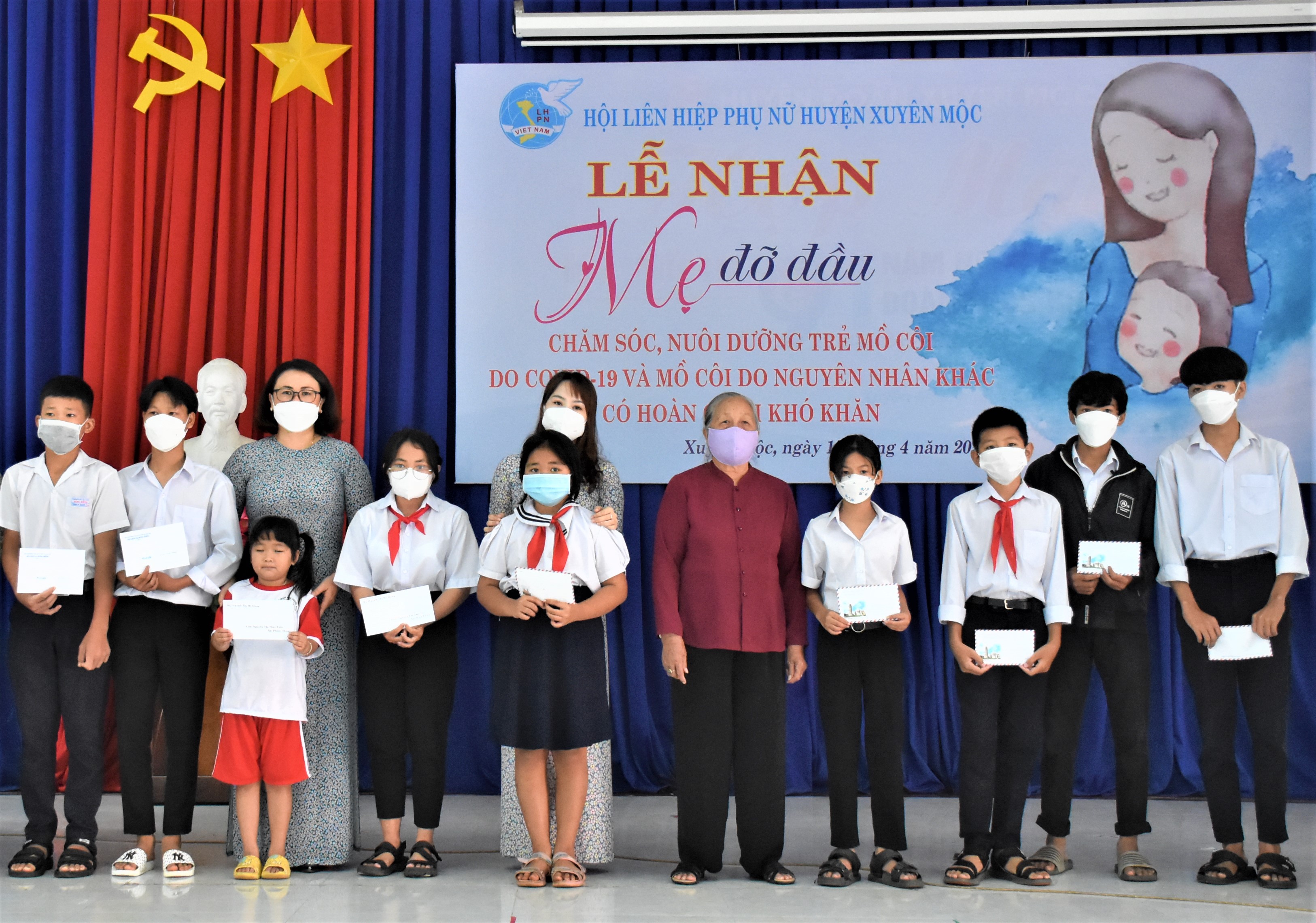Các trẻ mồ côi trên địa bàn huyện Xuyên Mộc nhận tiền hỗ trợ từ chương trình 