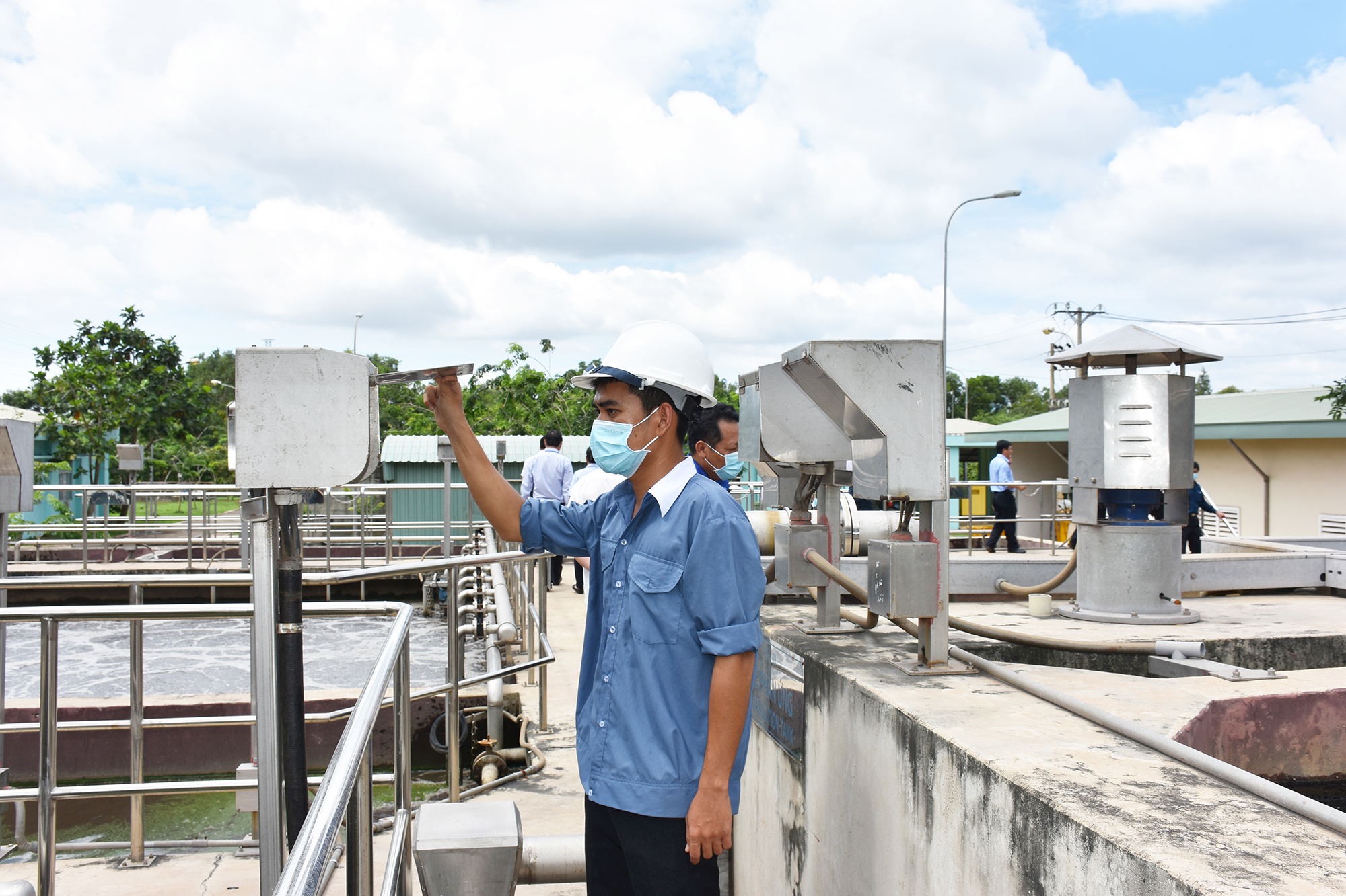 Bà Rịa - Vũng Tàu đạt tỷ lệ 100% KCN, cơ sở sản xuất, kinh doanh, dịch vụ lắp đặt hệ thống quan trắc nước thải, khí thải tự động. Trong ảnh: Nhân viên kiểm tra quan trắc môi trường tự động tại KCN Phú Mỹ 1.