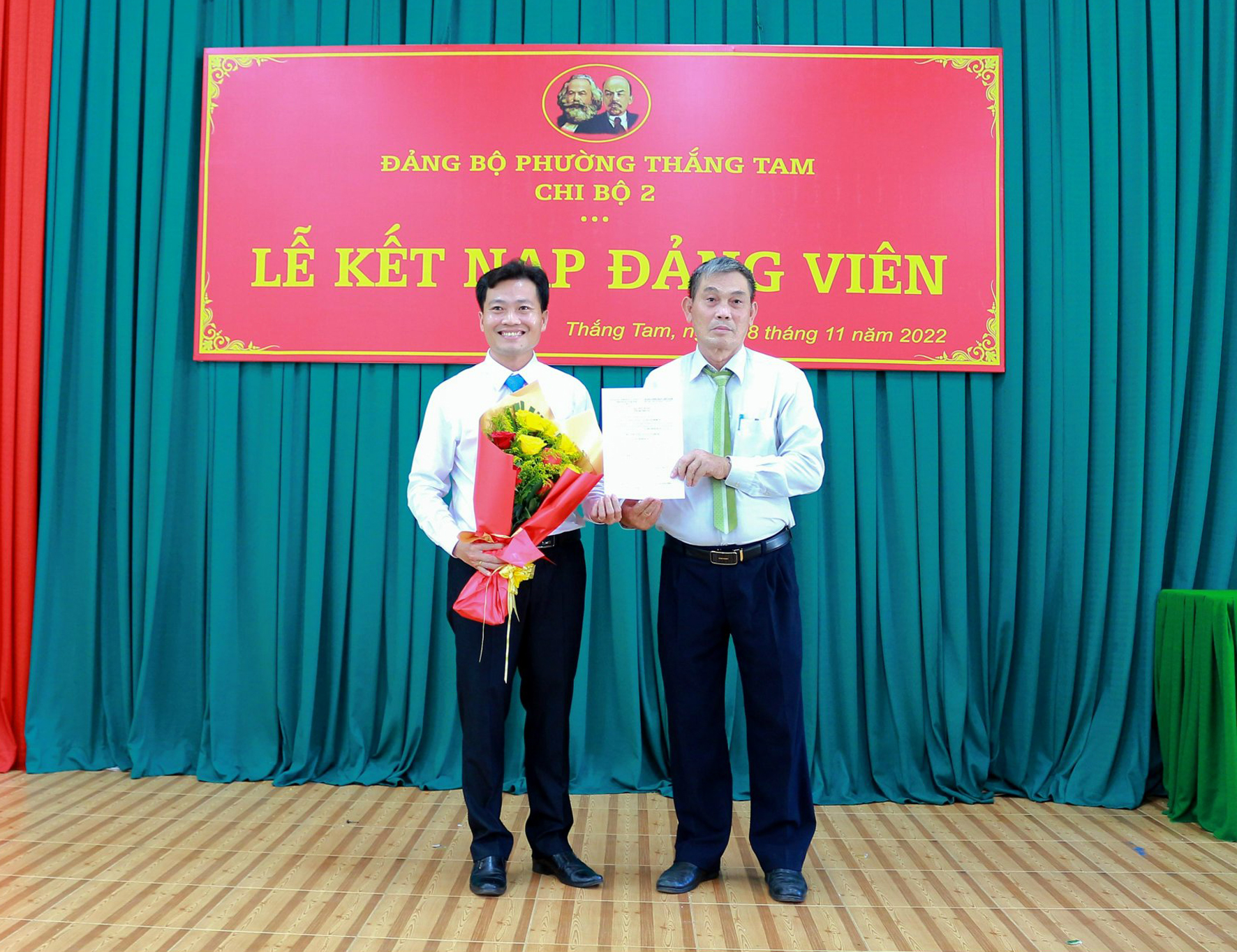Chi bộ khu phố 2, Đảng bộ phường Thắng Tam (TP. Vũng Tàu) trao quyết định kết nạp đảng  cho ông Bùi Đình Hùng (SN 1982, Giám đốc Công ty TNHH  Xây dựng Kim Phước). Ảnh: HUYỀN TRANG