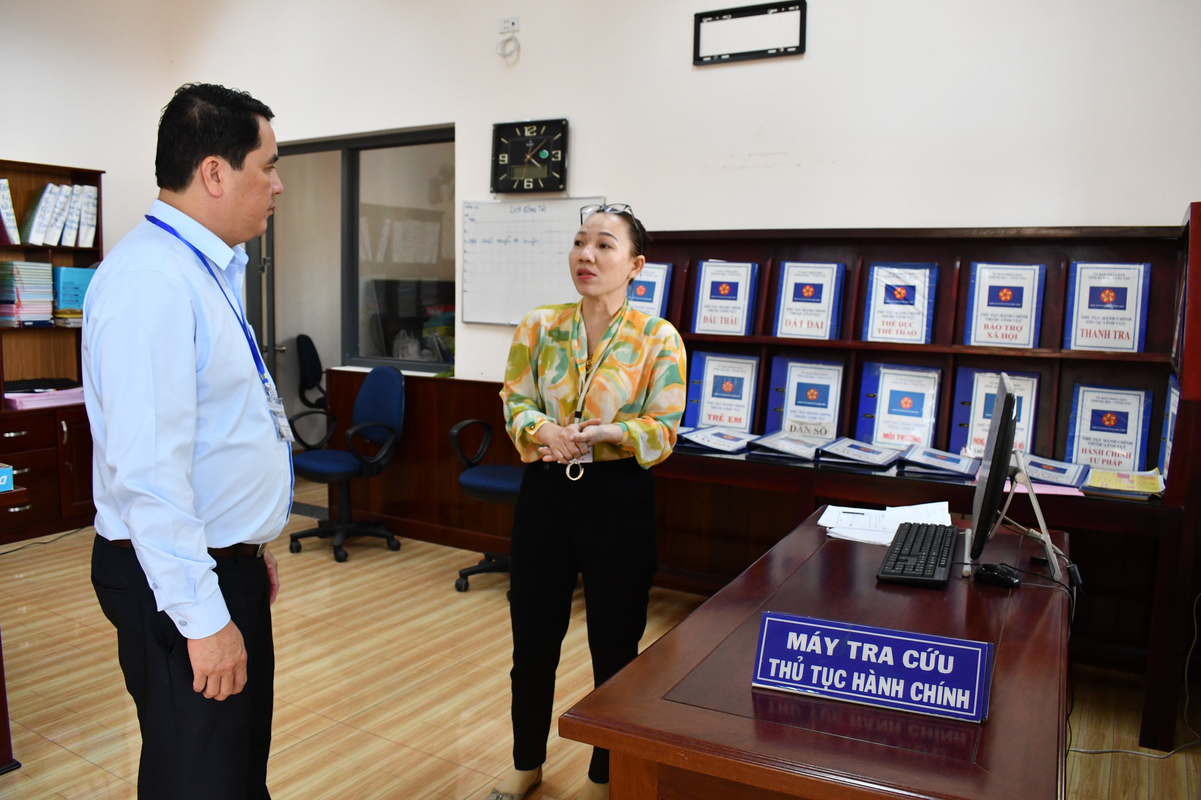 Ông Nguyễn Tấn Phong, Phó Giám đốc Sở Nội vụ, Trưởng Đoàn kiểm tra công vụ tỉnh, kiểm tra tại Bộ phận tiếp nhận và trả kết quả UBND xã Bưng Riềng (huyện Xuyên Mộc).