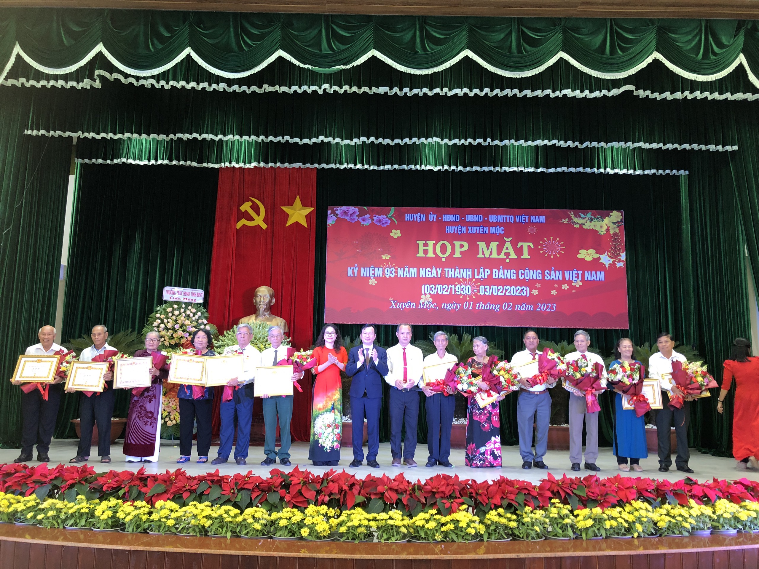 Lãnh đạo huyện Xuyên Mộc trao huy hiệu Đảng cho các đảng viên.