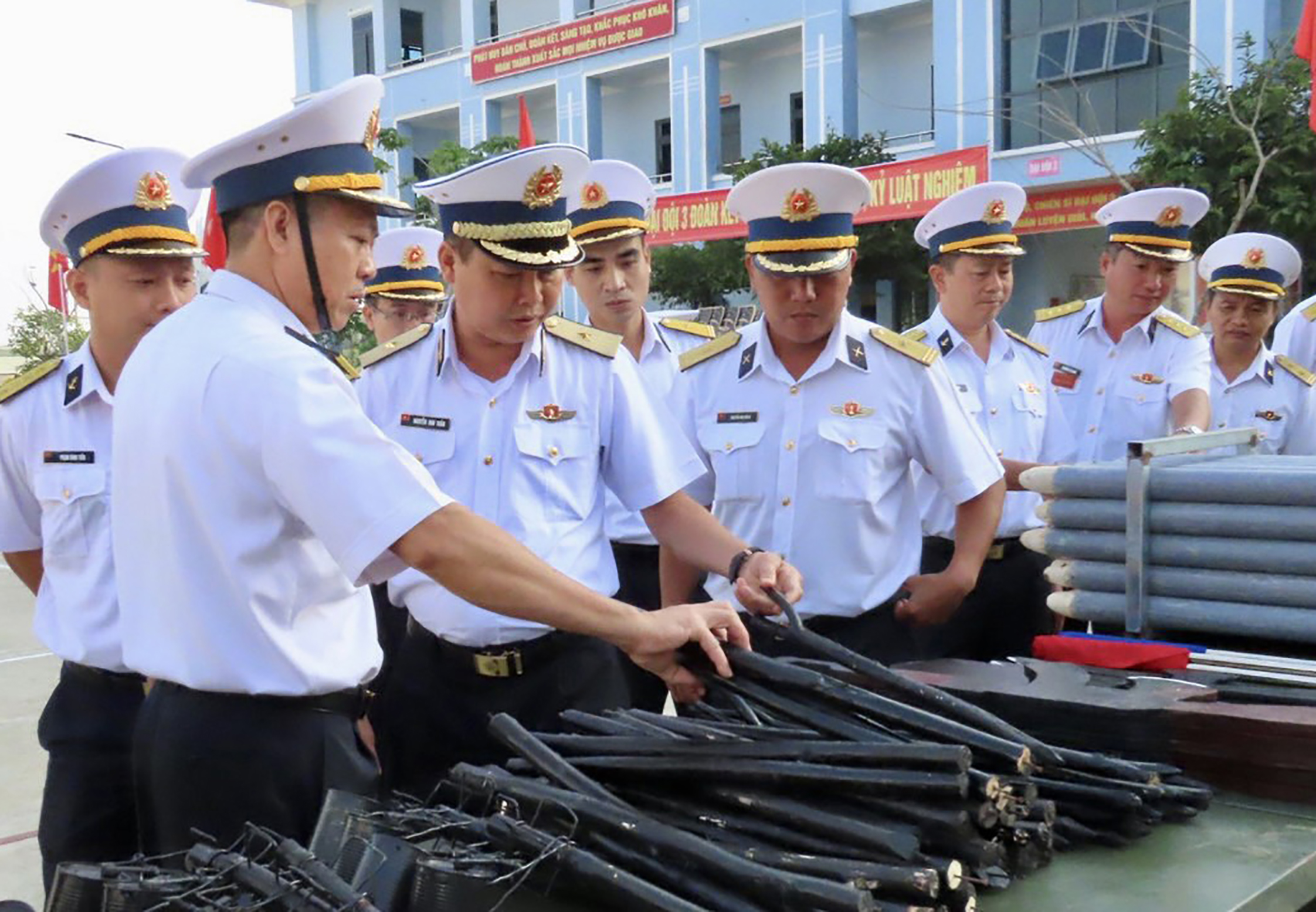 Chuẩn Đô đốc Nguyễn Anh Tuấn, Tư lệnh Vùng 2 Hải quân (giữa) kiểm tra mô hình học cụ phục vụ huấn luyện của Trung tâm Huấn luyện Vùng 2 Hải quân.