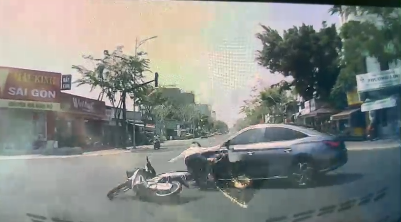 Hình ảnh vụ TNGT lan truyền trên MXH cho rằng xe ô tô gây tai nạn rồi bỏ chạy là không đúng sự thật.