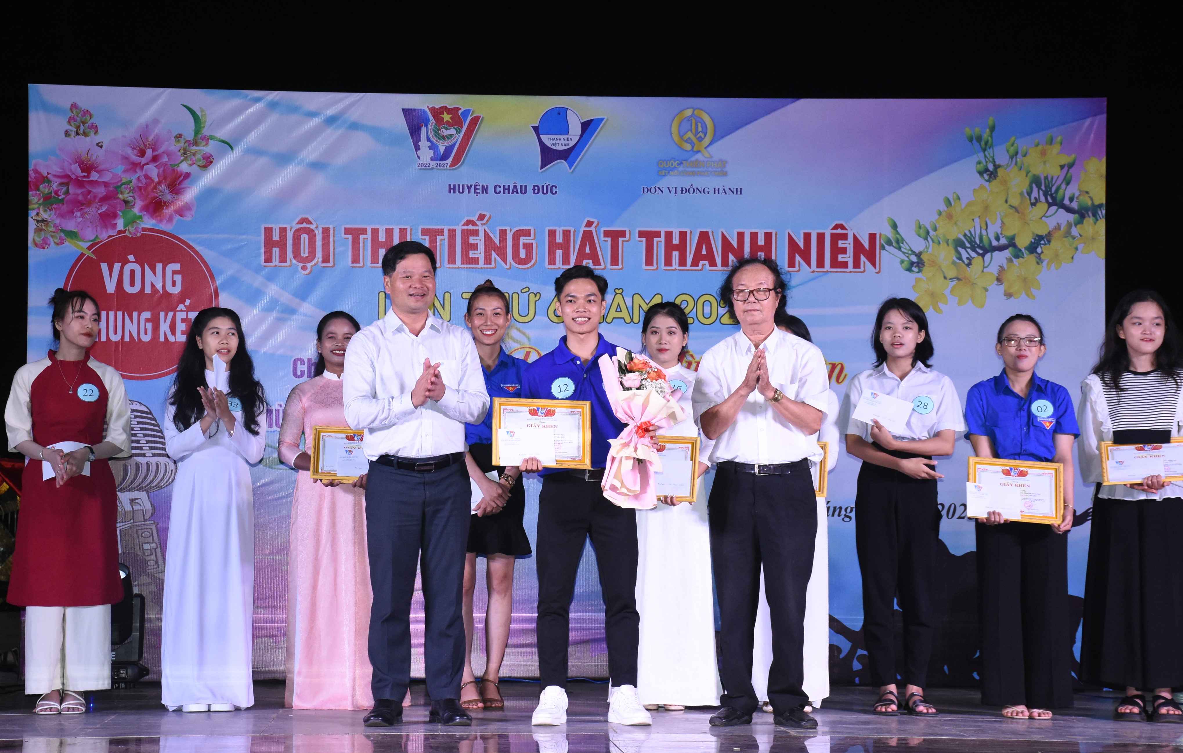 Ban tổ chức trao giải Nhất cho thí sinh có tiết mục trình diễn xuất sắc nhất tại hội thi.