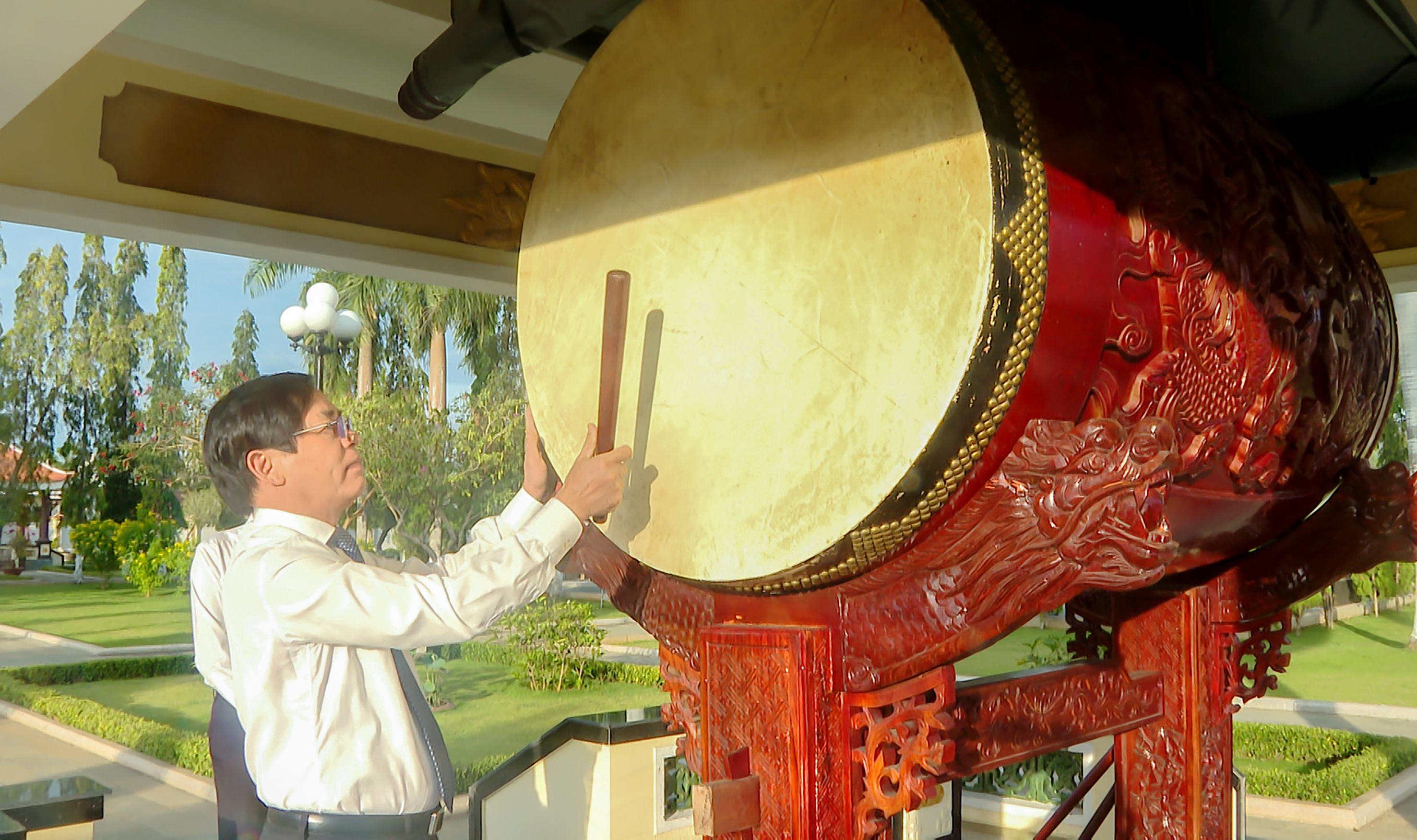 Ông Phạm Viết Thanh, Ủy viên Trung ương Đảng, Bí thư Tỉnh ủy, Chủ tịch HĐND tỉnh thực hiện nghi thức khai trống tại Lễ viếng.