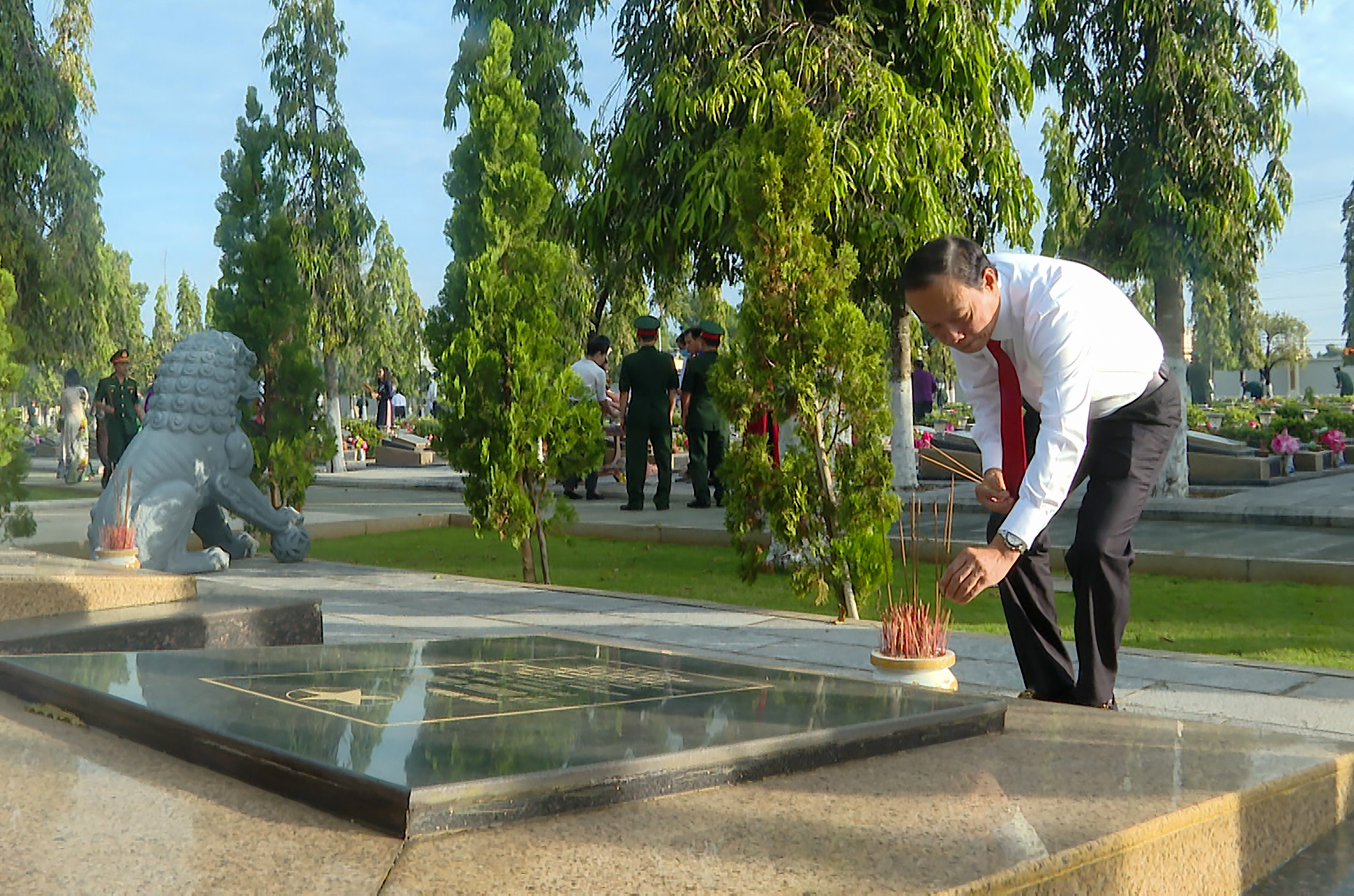 Ông Nguyễn Văn Thọ, Phó Bí thư Tỉnh ủy, Chủ tịch UBND tỉnh thắp hương tại các phần mộ liệt sĩ.