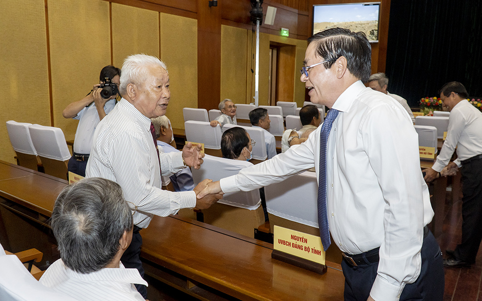 Bí thư Tỉnh ủy Phạm Viết Thanh gặp gỡ, thăm hỏi các đồng chí nguyên lãnh đạo tỉnh