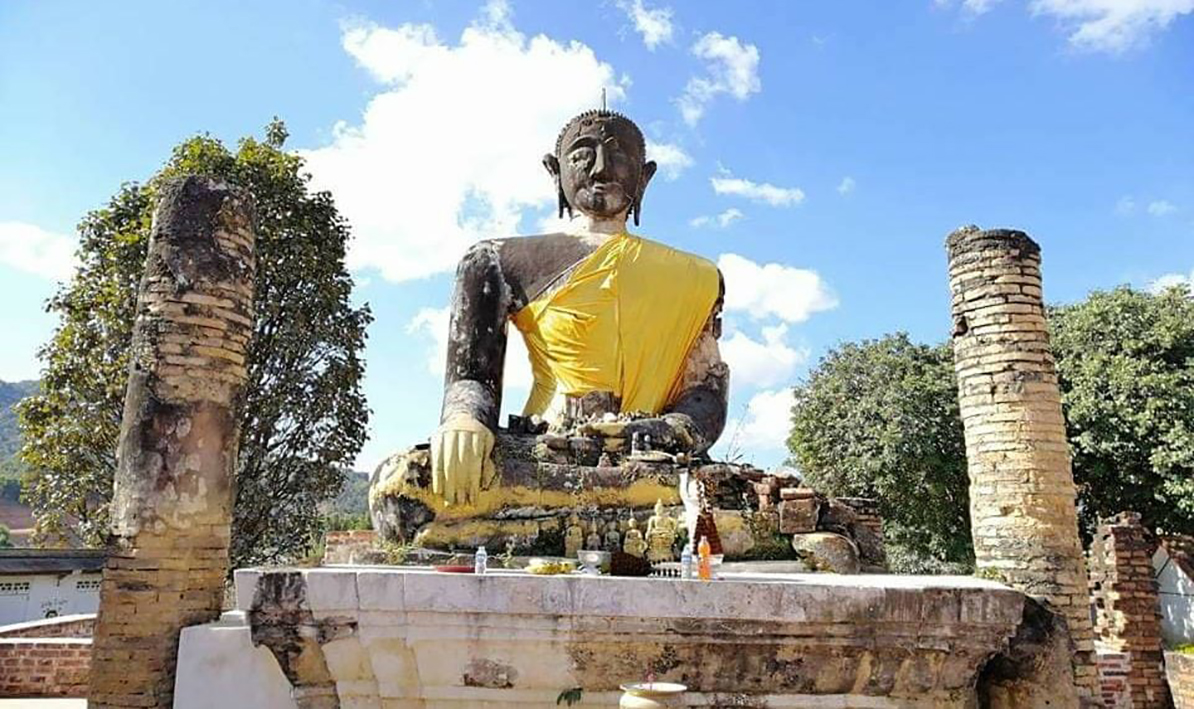 Tượng Phật ngồi ở Wat Phia Wat.