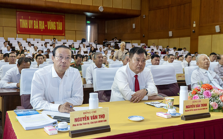 Ông Nguyễn Văn Thọ, Phó Bí thư Tỉnh ủy, Chủ tịch UBND tỉnh; ông Nguyễn Văn Trình, nguyên Chủ tịch UBND tỉnh và các đại biểu dự lễ họp mặt