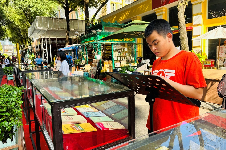 Độc giả đến xem các tác phẩm trưng bày về lịch sử xây dựng Đảng Cộng sản Việt Nam tại Đường sách Nguyễn Văn Bình. Ảnh: Đường sách TP.HCM.
