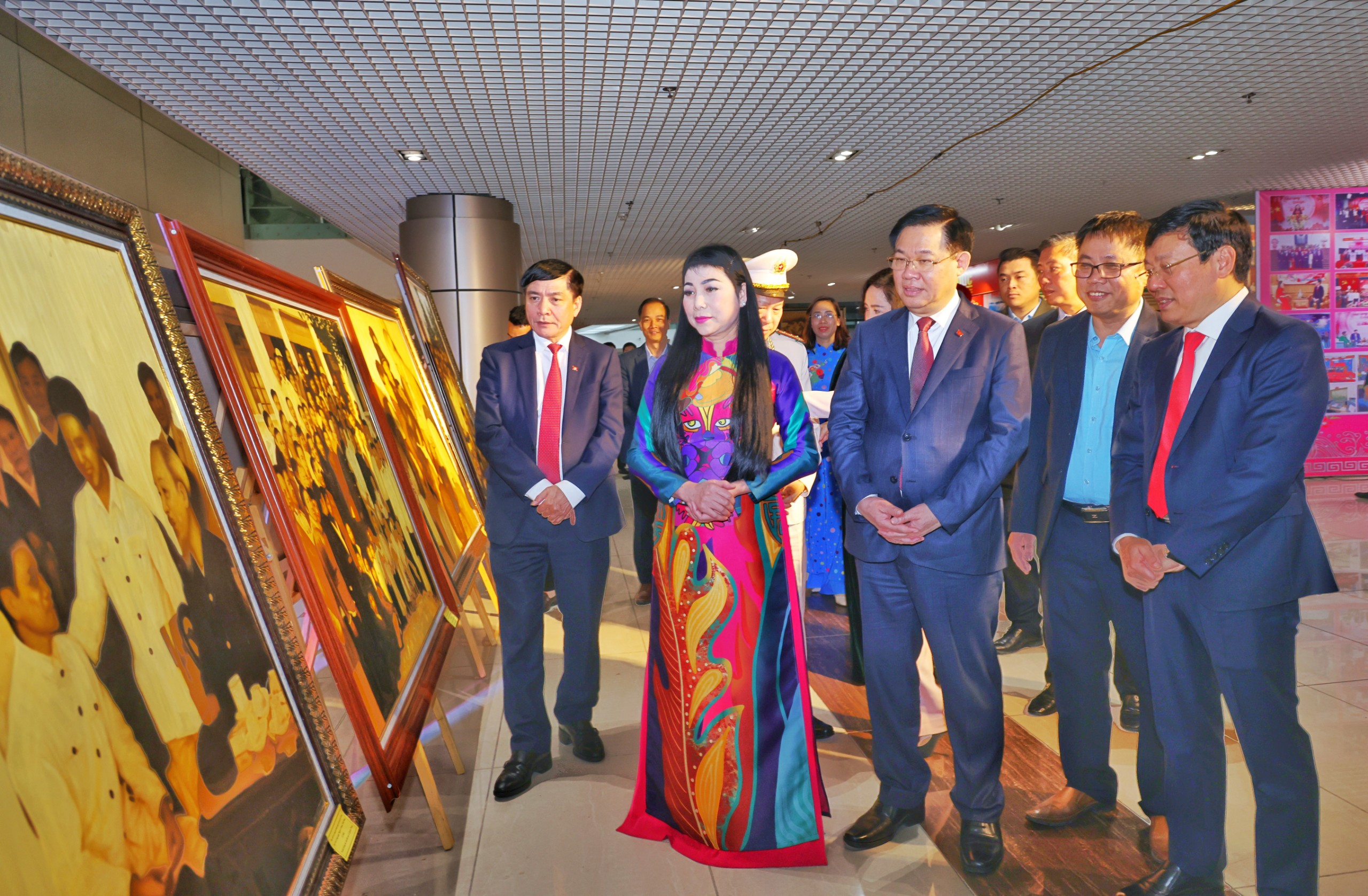 Chủ tịch Quốc hội Vương Đình Huệ, Bí thư Tỉnh ủy Hoàng Thị Thúy Lan cùng các đại biểu tham quan khu vực triển lãm tranh, ảnh nghệ thuật. Ảnh: Trà Hương