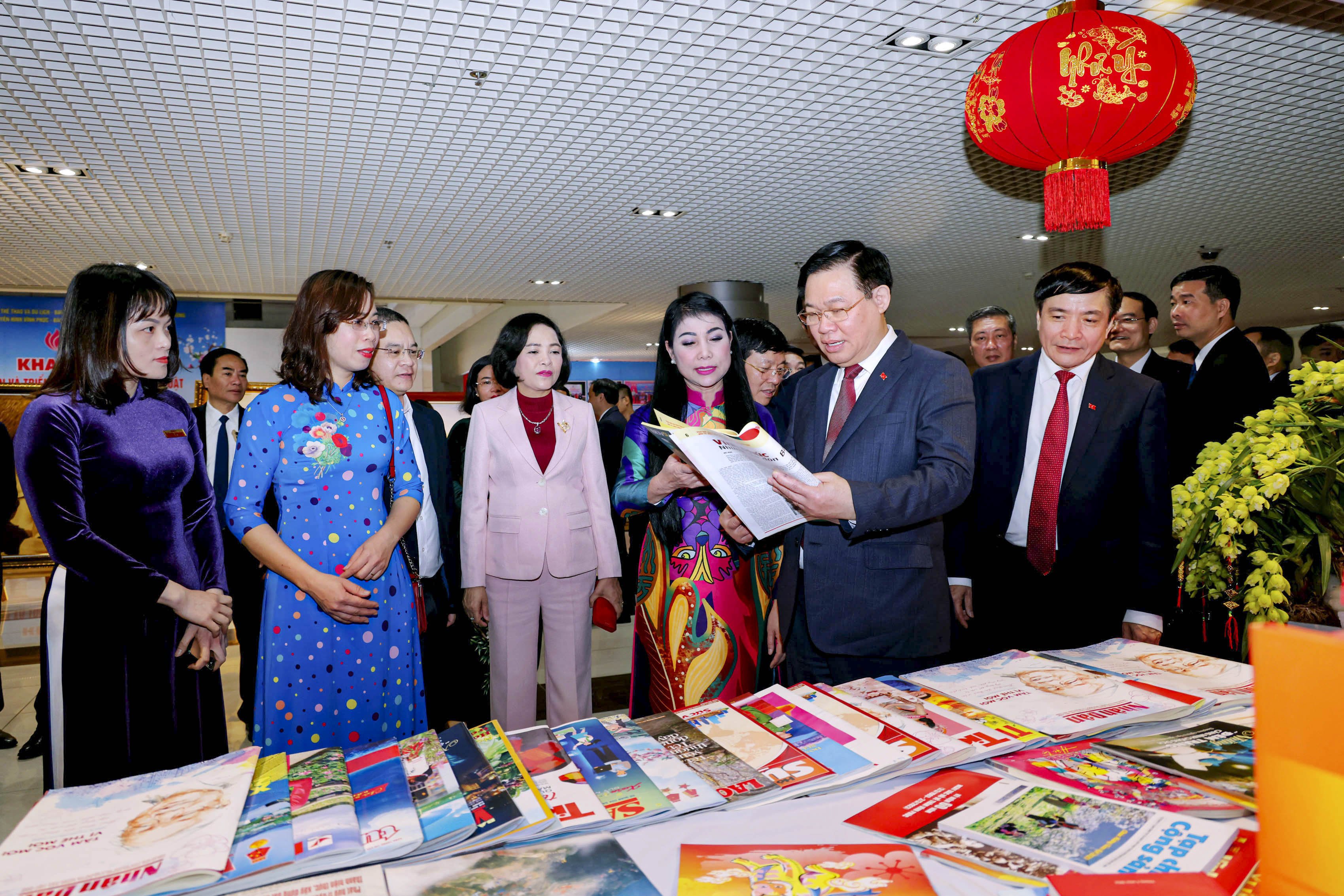 Chủ tịch Quốc hội Vương Đình Huệ, Bí thư Tỉnh ủy Hoàng Thị Thúy Lan cùng các đại biểu tham quan khu vực trưng bày, giới thiệu các ấn phẩm của Báo Vĩnh Phúc. Ảnh: Trà Hương