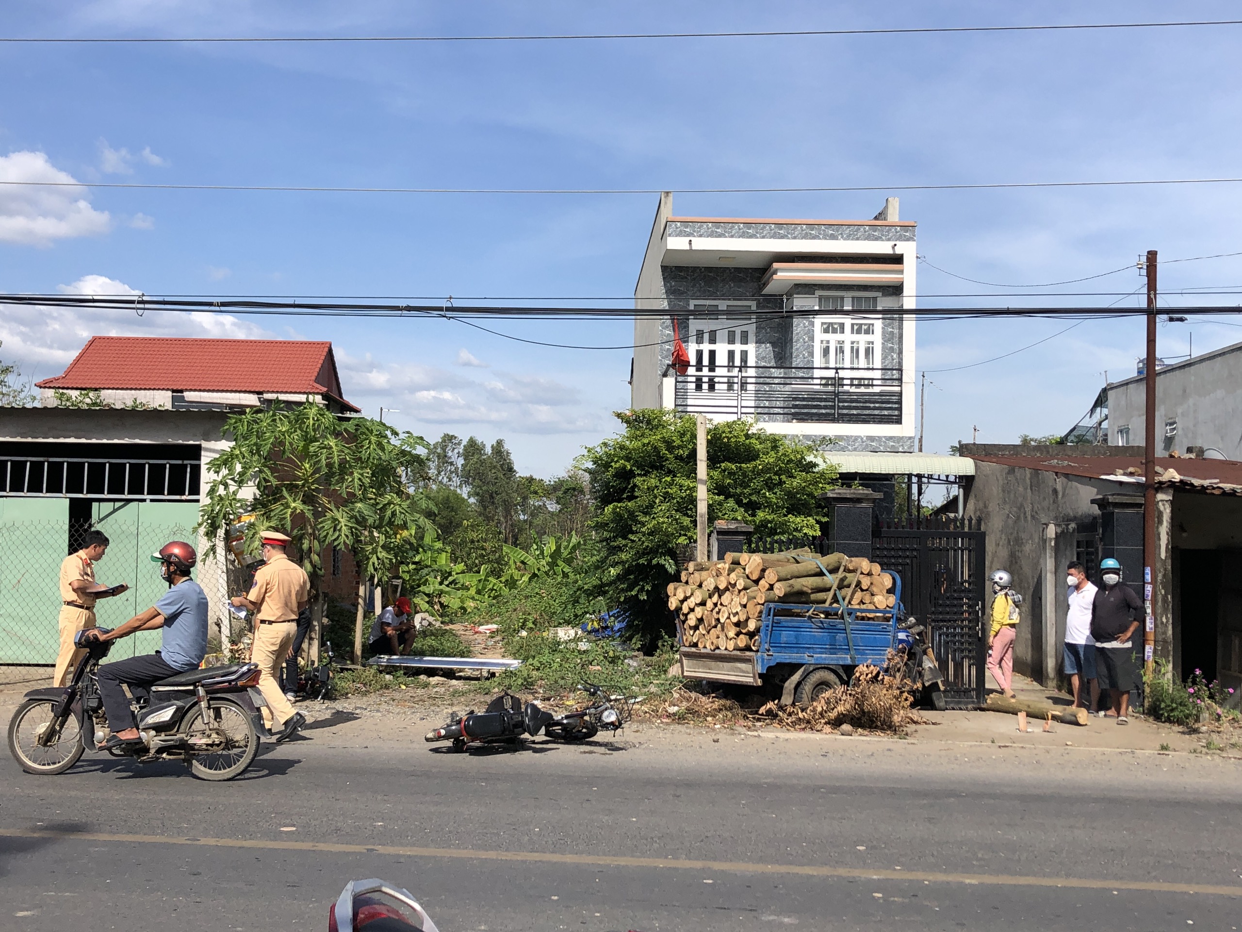 Lực lượng chức năng xử lý hiện trường vụ TNGT.