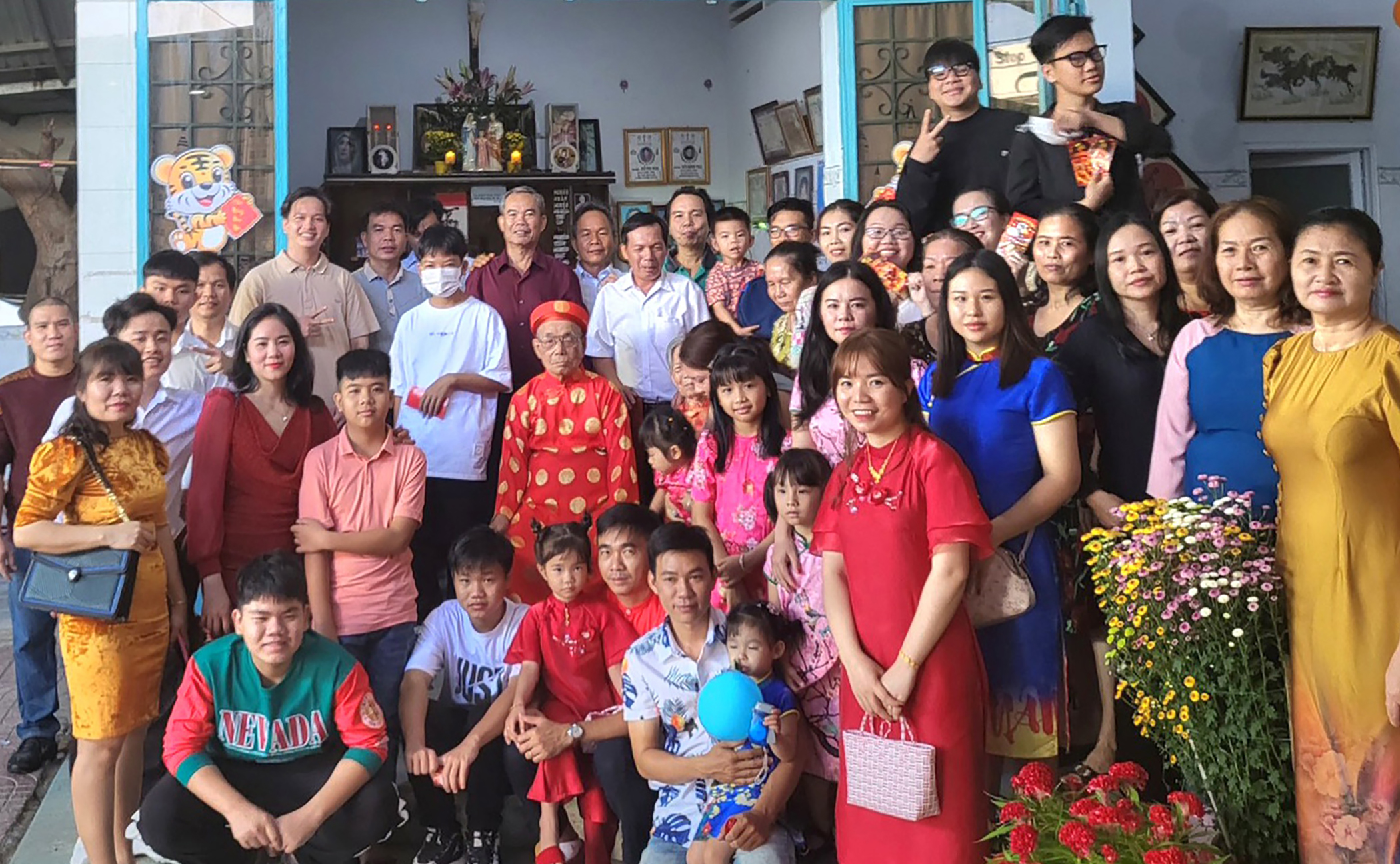 Cụ Bùi Văn Lục (phường Kim Dinh, TP.Bà Rịa) sum vầy cùng con, cháu, chắt dịp Tết Quý Mão 2023.