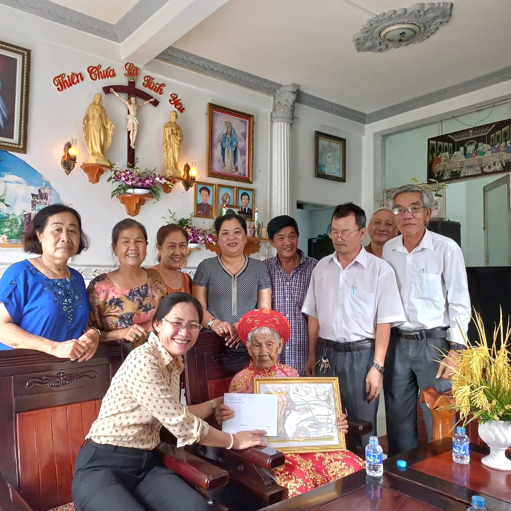 Đại diện chính quyền địa phương thăm, chúc thọ cụ Nguyễn Thị Mến (xã Phước Tỉnh, huyện Long Điền).