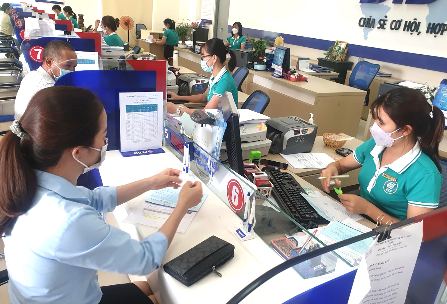 Khi chuyển tiền nhầm, đầu tiên người dân nên ra trực tiếp chi nhánh, phòng giao dịch ngân hàng để làm giấy đề nghị ngân hàng hỗ trợ xử lý giao dịch chuyển nhầm.  Trong ảnh: Khách hàng giao dịch tại BIDV chi nhánh Bà Rịa (ảnh có tính chất minh họa).