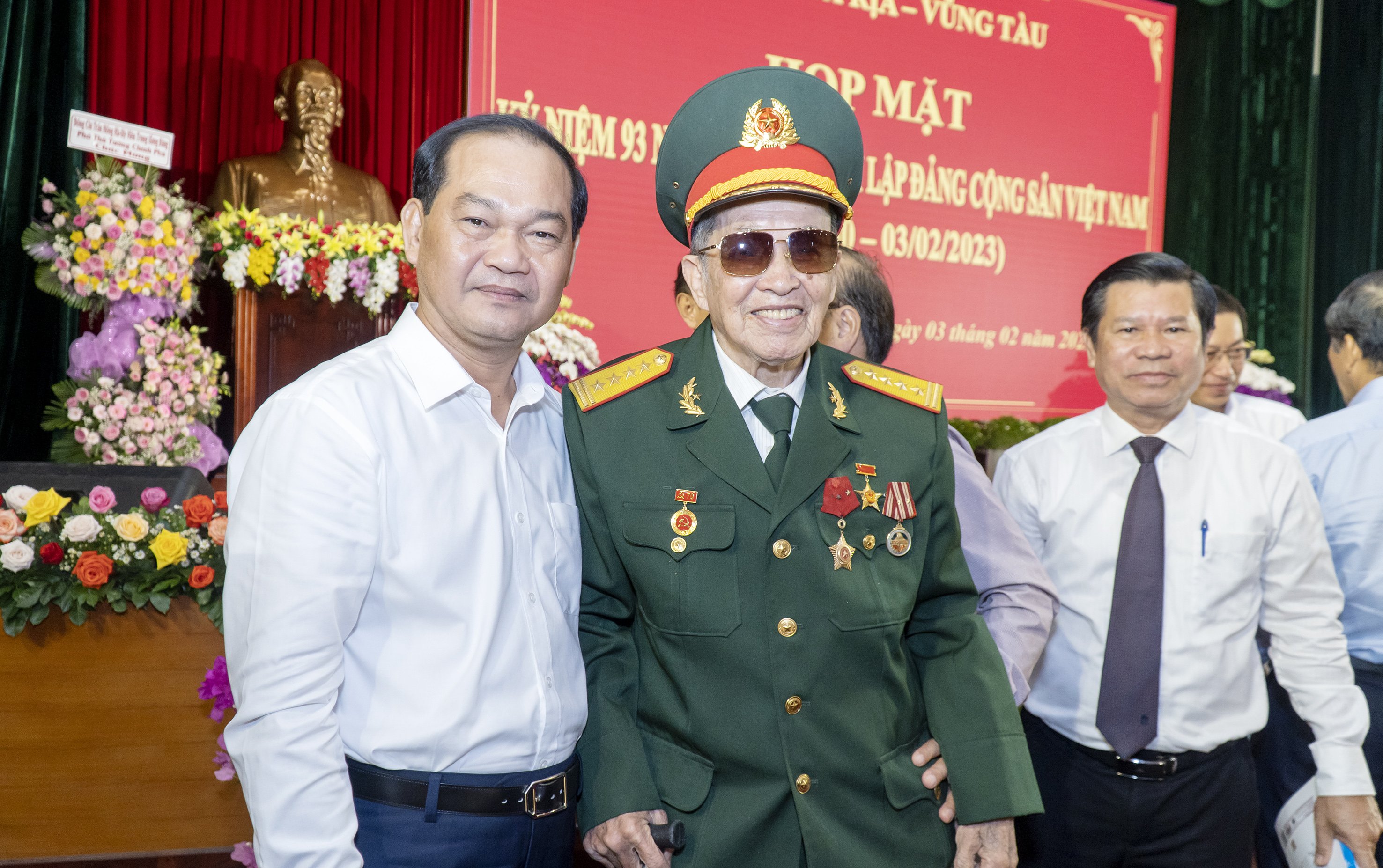 Ông Mai Ngọc Thuận, Ủy viên Ban Thường vụ Tỉnh ủy, Phó Chủ tịch Thường trực HĐND tỉnh và ông Nguyễn Văn Xinh, Ủy viên Ban Thường vụ Tỉnh ủy, Trưởng Ban Tuyên giáo Tỉnh ủy gặp gỡ Đại tá Nguyễn Văn Tàu (Tư Cang), Anh hùng Lực lượng vũ trang Nhân dân. Ảnh: BẢO KHÁNH